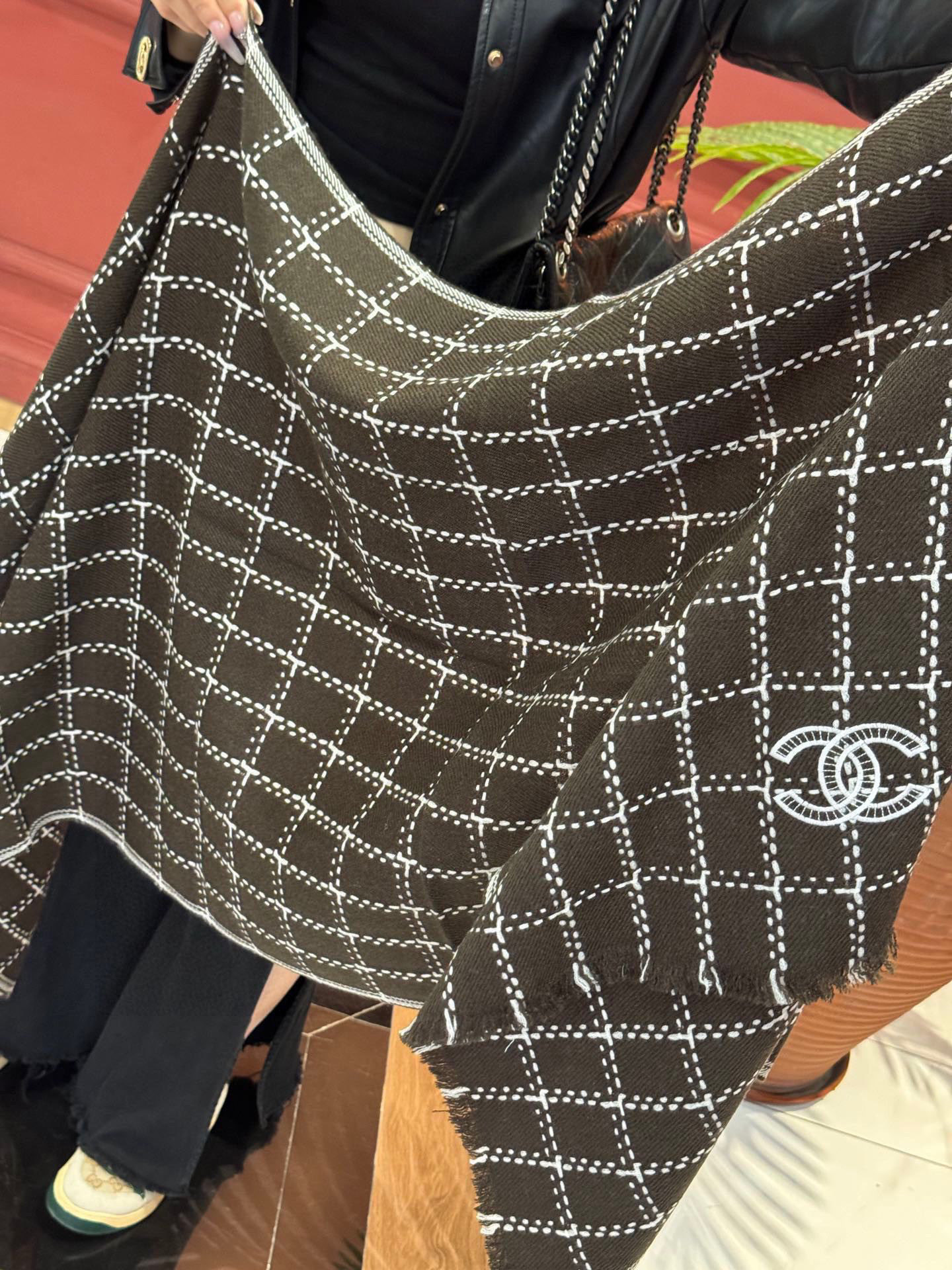   新款 搭配利器🆕🆕  香奈儿系列货  专供viP 产品 ♥顶级苏格兰进口绵羊毛   纹路织法使围巾赋