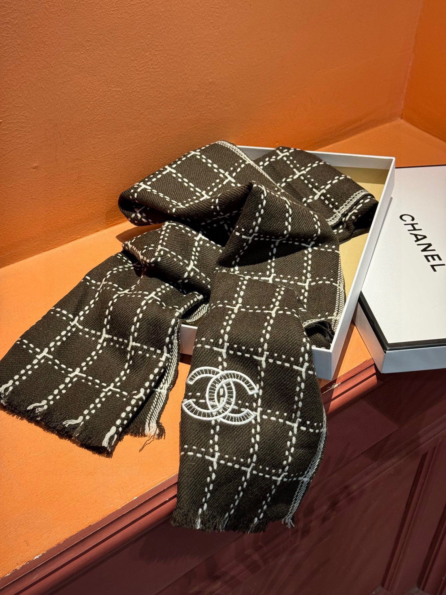   新款 搭配利器🆕🆕  香奈儿系列货  专供viP 产品 ♥顶级苏格兰进口绵羊毛   纹路织法使围巾赋