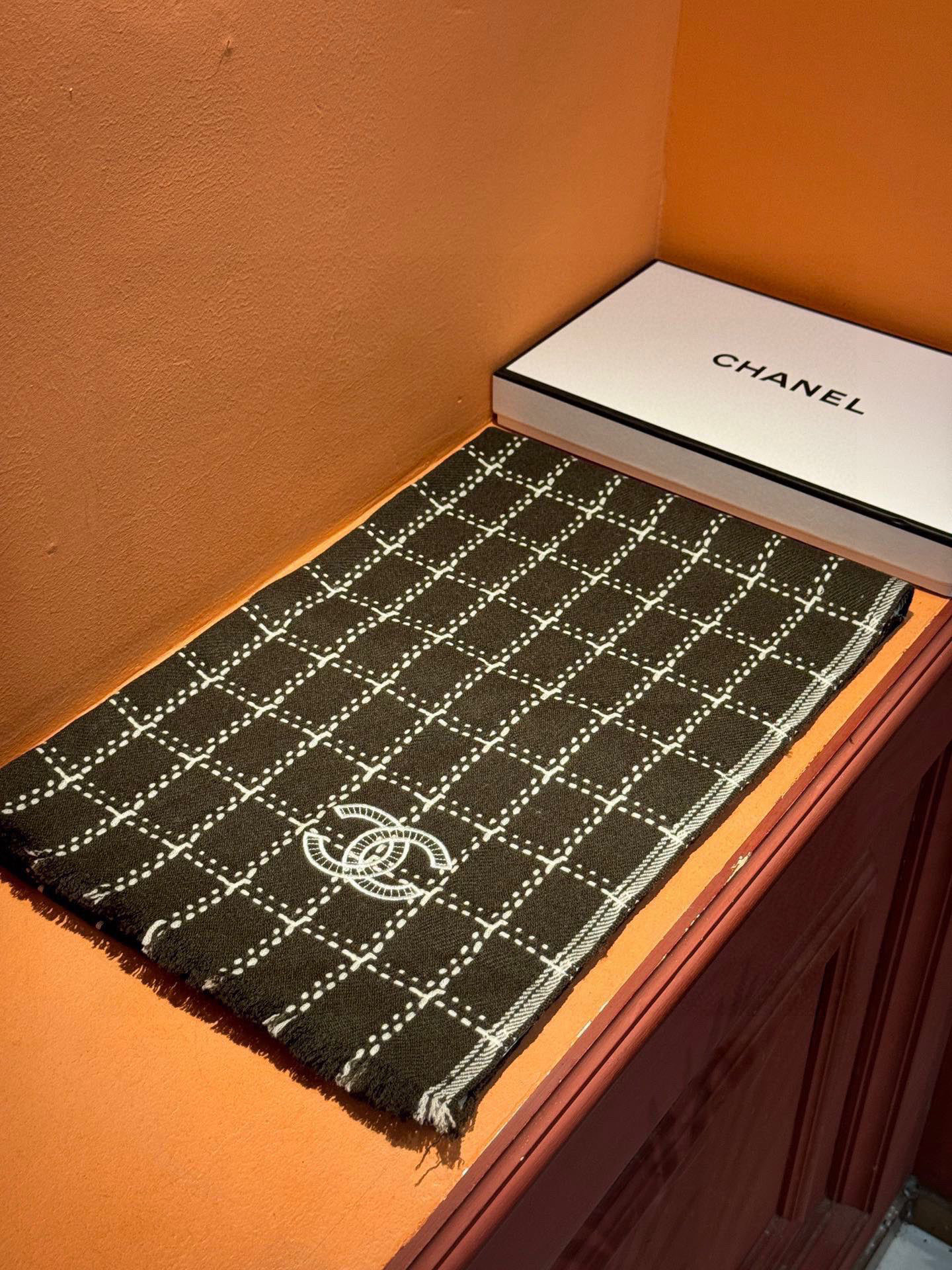   新款 搭配利器🆕🆕  香奈儿系列货  专供viP 产品 ♥顶级苏格兰进口绵羊毛   纹路织法使围巾赋