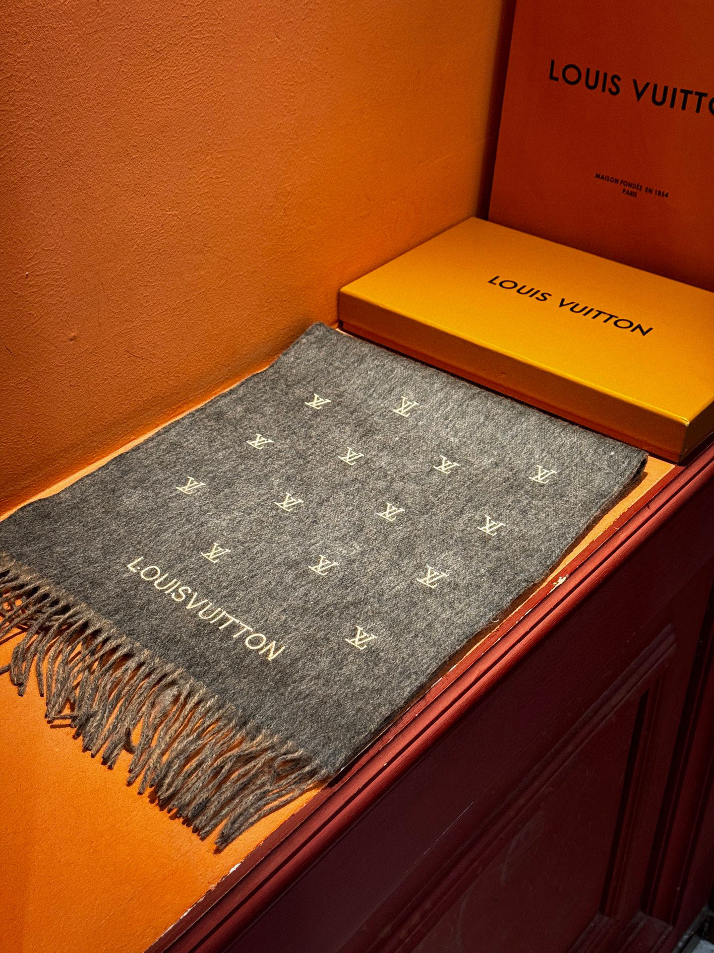   【LV】官网新款 情侣款 巴黎时装展双面羊绒围巾！采用蒙古高原细羊绒！手感满满地都是细腻的绒毛！这个