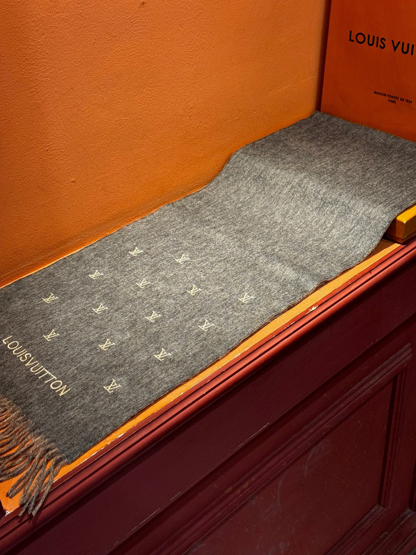   【LV】官网新款 情侣款 巴黎时装展双面羊绒围巾！采用蒙古高原细羊绒！手感满满地都是细腻的绒毛！这个