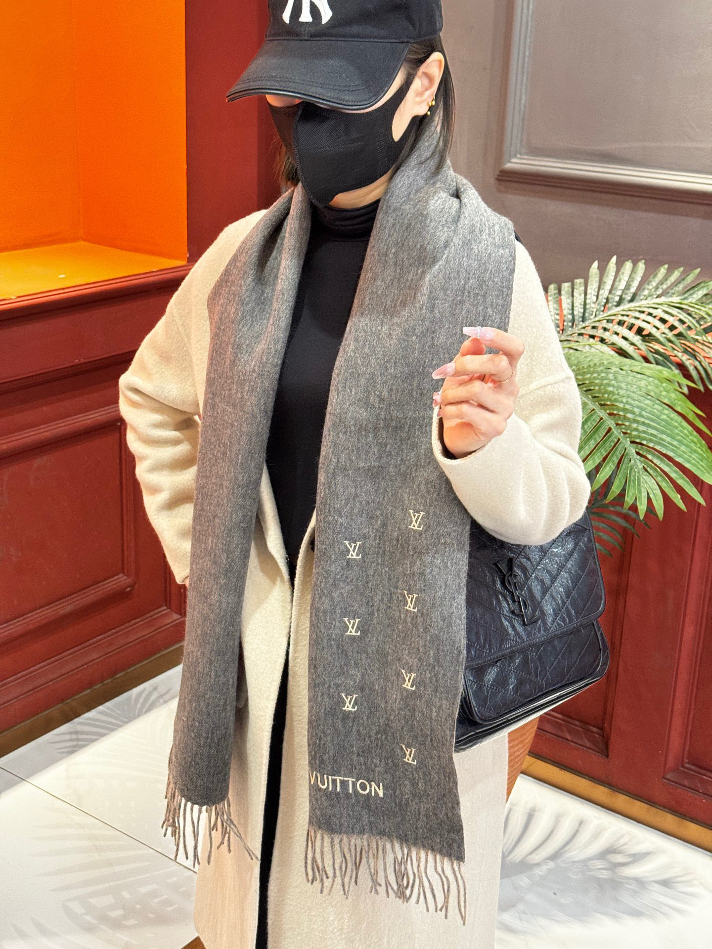   【LV】官网新款 情侣款 巴黎时装展双面羊绒围巾！采用蒙古高原细羊绒！手感满满地都是细腻的绒毛！这个