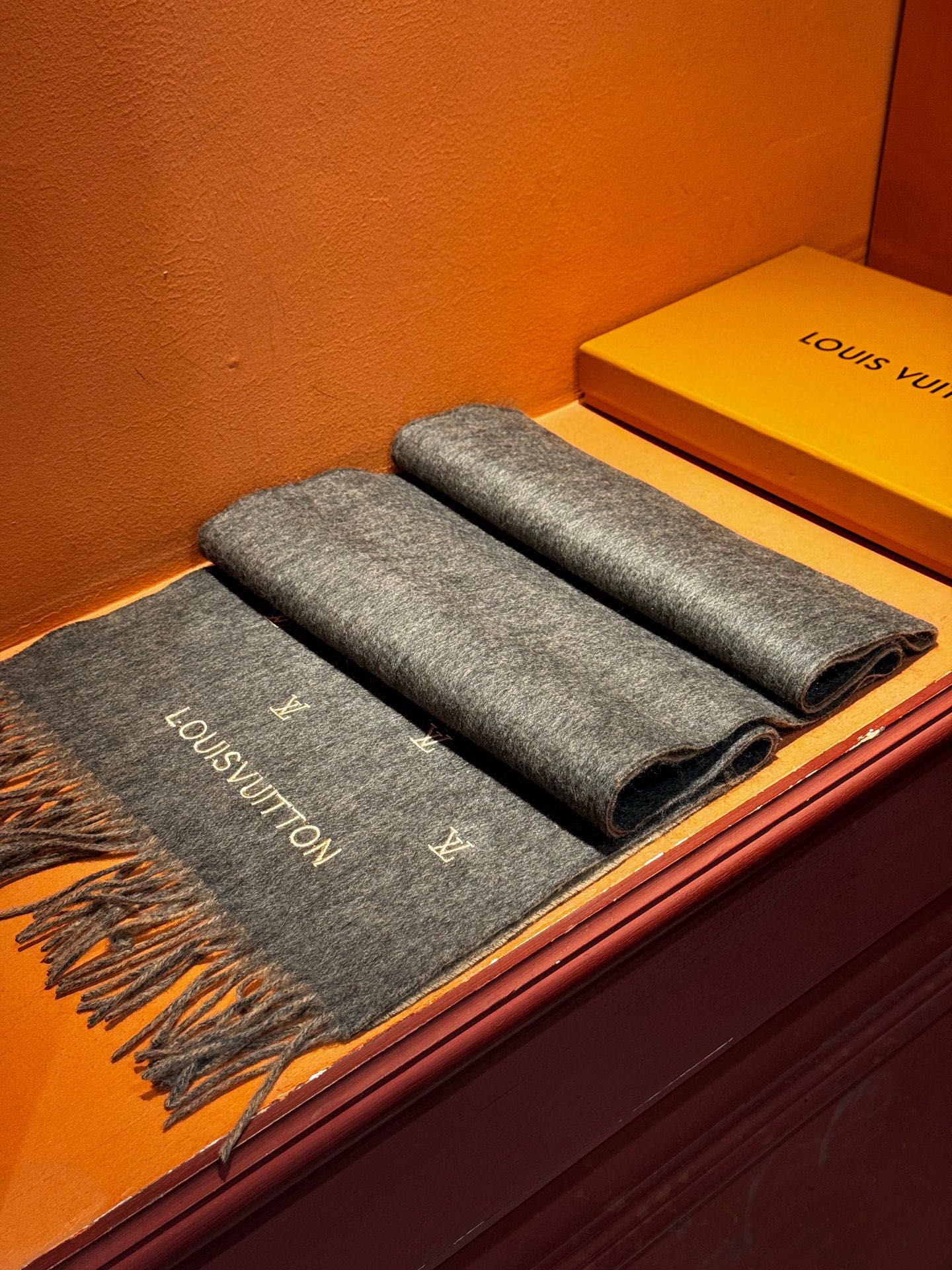   【LV】官网新款 情侣款 巴黎时装展双面羊绒围巾！采用蒙古高原细羊绒！手感满满地都是细腻的绒毛！这个