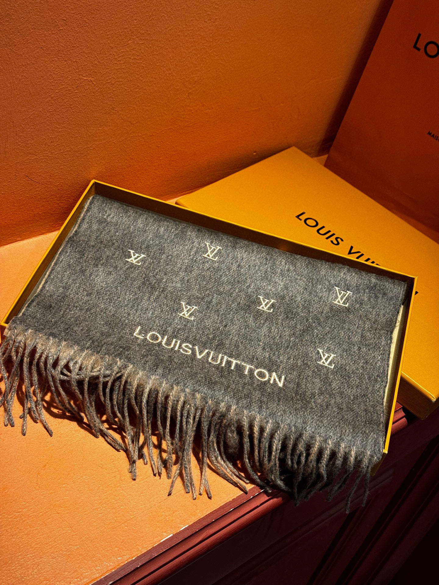   【LV】官网新款 情侣款 巴黎时装展双面羊绒围巾！采用蒙古高原细羊绒！手感满满地都是细腻的绒毛！这个