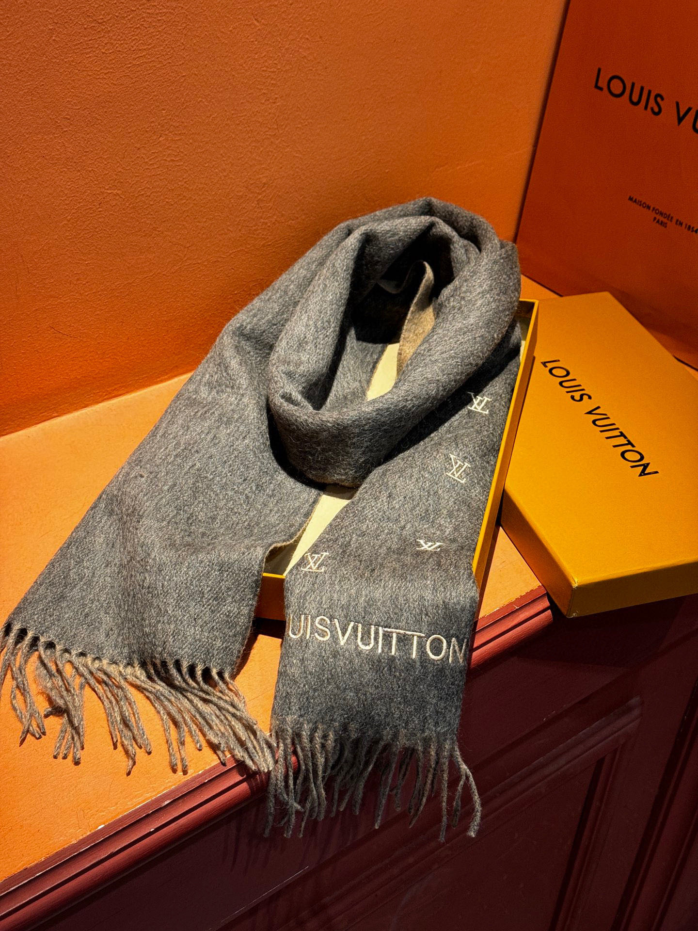   【LV】官网新款 情侣款 巴黎时装展双面羊绒围巾！采用蒙古高原细羊绒！手感满满地都是细腻的绒毛！这个