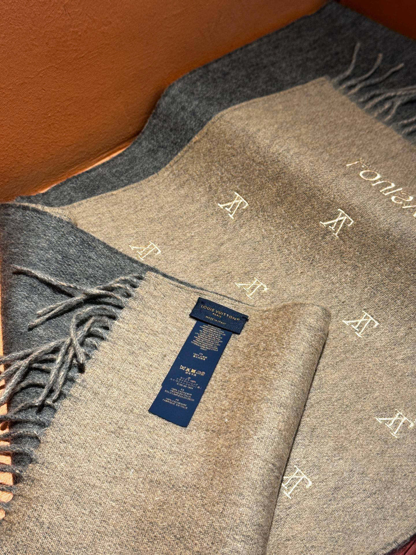   【LV】官网新款 情侣款 巴黎时装展双面羊绒围巾！采用蒙古高原细羊绒！手感满满地都是细腻的绒毛！这个