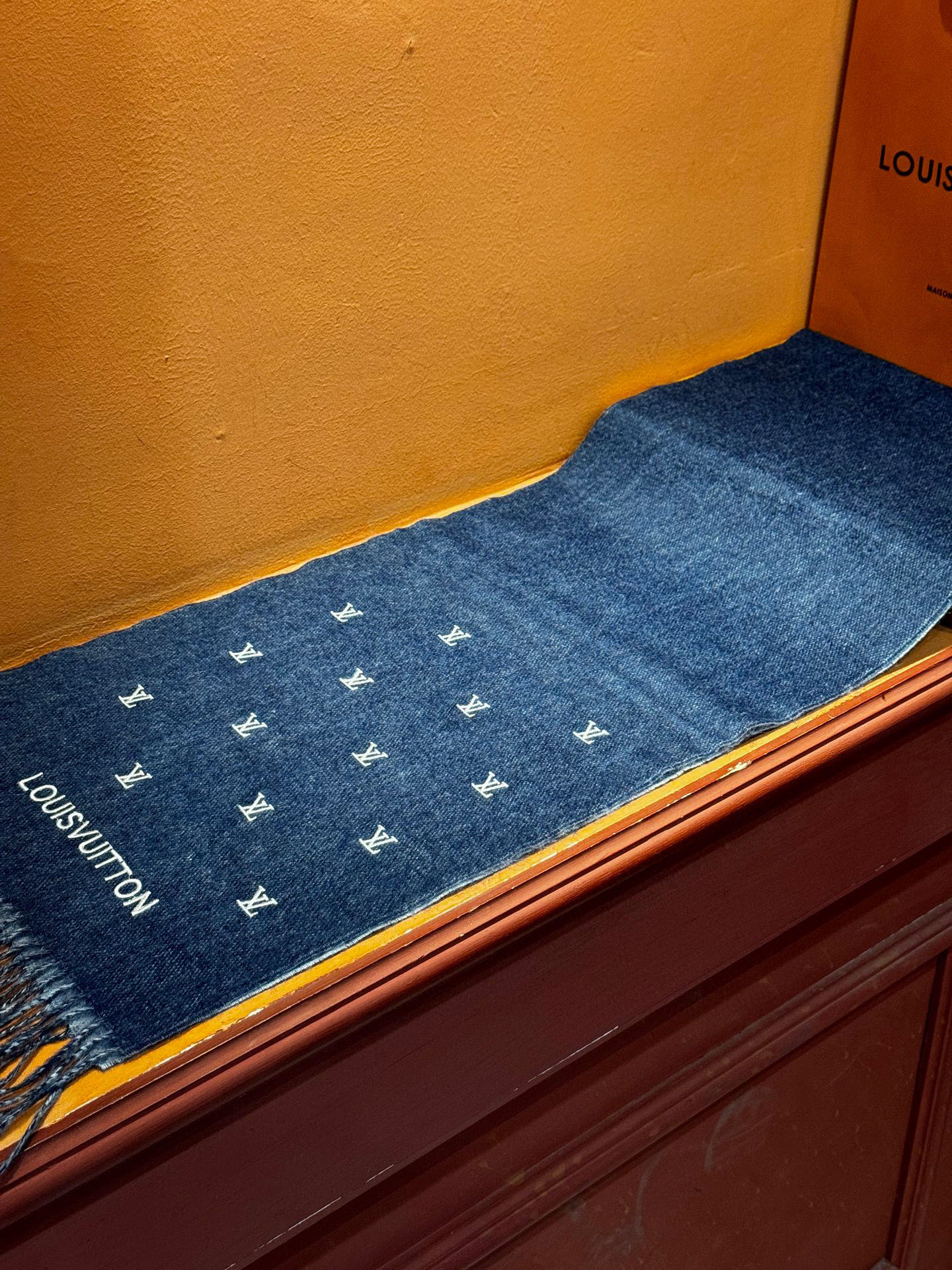   【LV】官网新款 情侣款 巴黎时装展双面羊绒围巾！采用蒙古高原细羊绒！手感满满地都是细腻的绒毛！这个