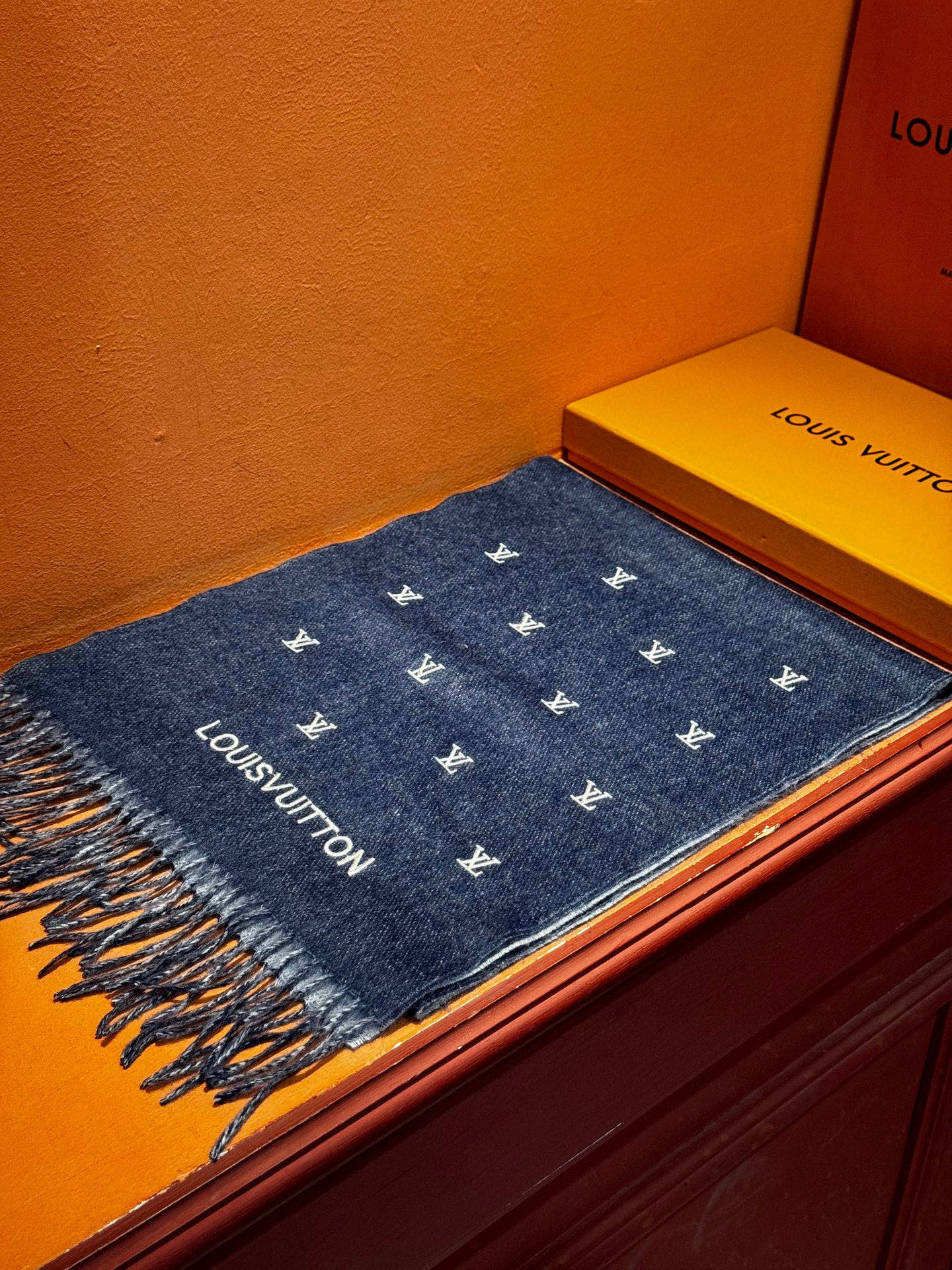   【LV】官网新款 情侣款 巴黎时装展双面羊绒围巾！采用蒙古高原细羊绒！手感满满地都是细腻的绒毛！这个