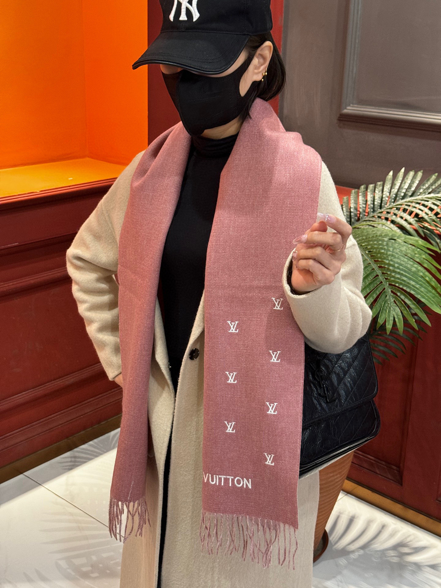   【LV】官网新款 情侣款 巴黎时装展双面羊绒围巾！采用蒙古高原细羊绒！手感满满地都是细腻的绒毛！这个