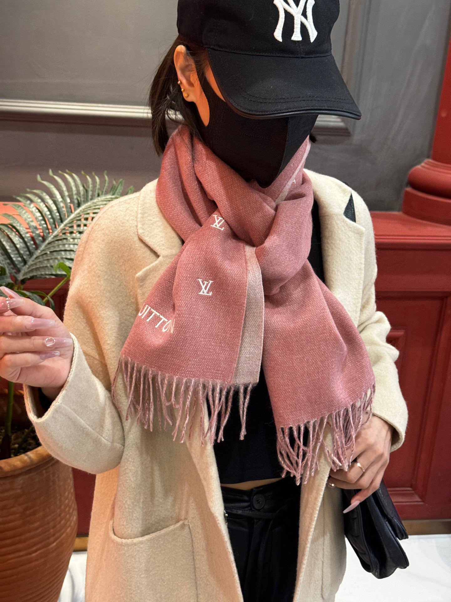   【LV】官网新款 情侣款 巴黎时装展双面羊绒围巾！采用蒙古高原细羊绒！手感满满地都是细腻的绒毛！这个