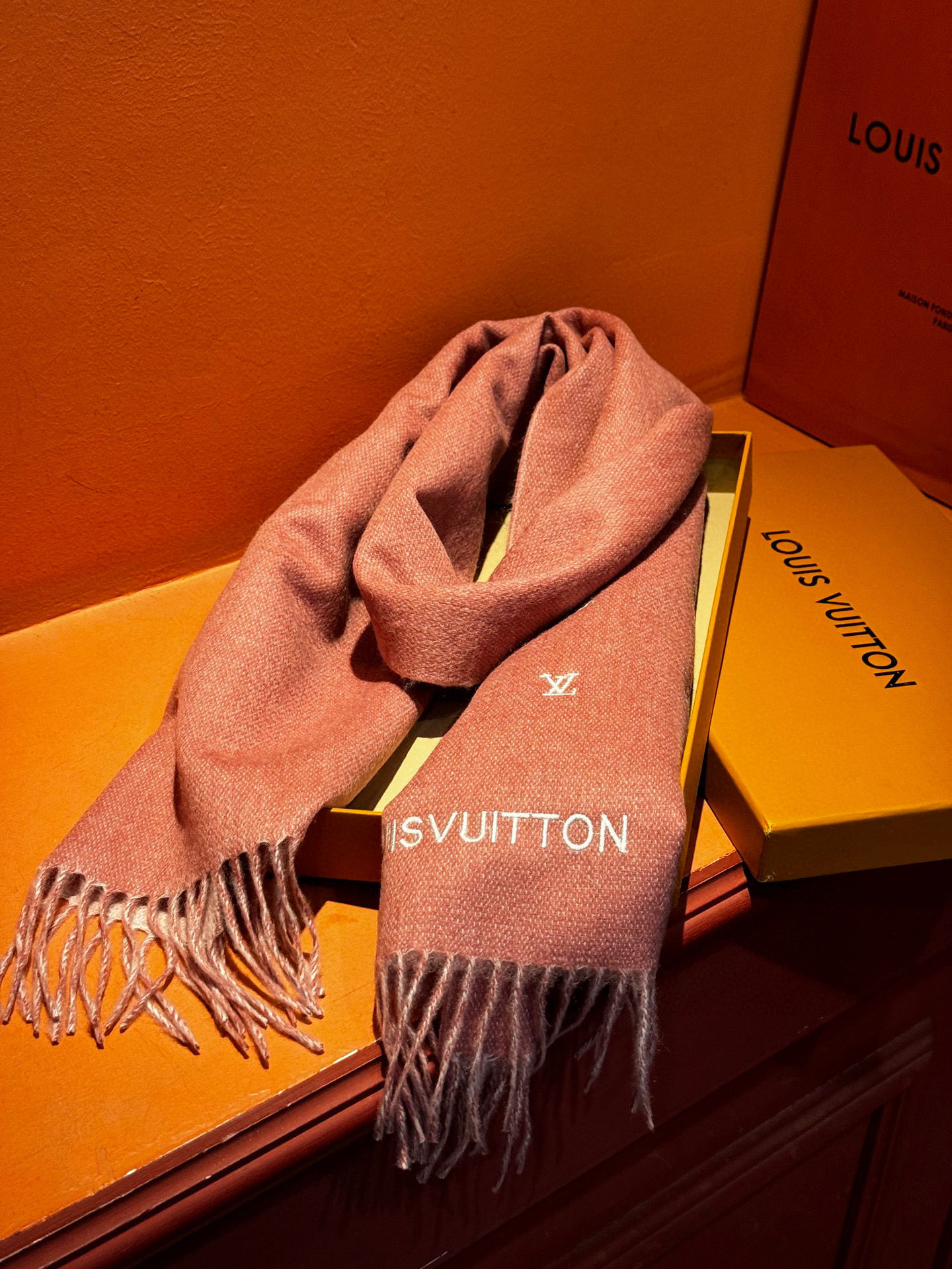   【LV】官网新款 情侣款 巴黎时装展双面羊绒围巾！采用蒙古高原细羊绒！手感满满地都是细腻的绒毛！这个