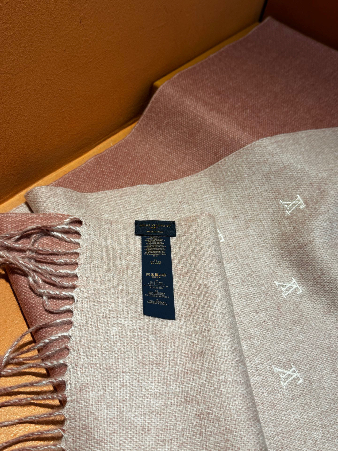   【LV】官网新款 情侣款 巴黎时装展双面羊绒围巾！采用蒙古高原细羊绒！手感满满地都是细腻的绒毛！这个