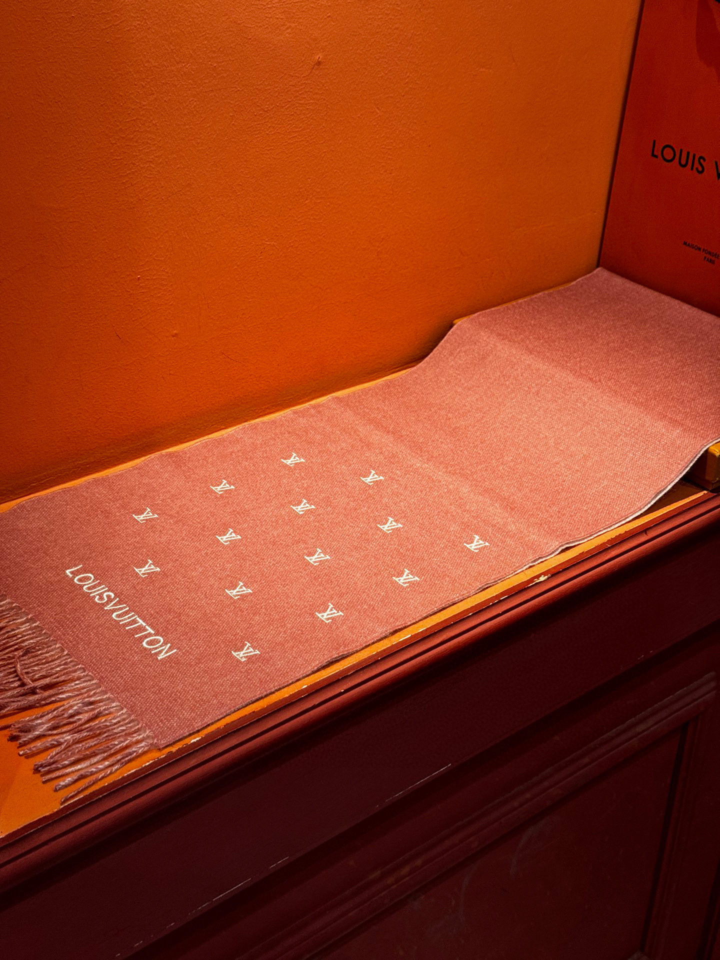   【LV】官网新款 情侣款 巴黎时装展双面羊绒围巾！采用蒙古高原细羊绒！手感满满地都是细腻的绒毛！这个