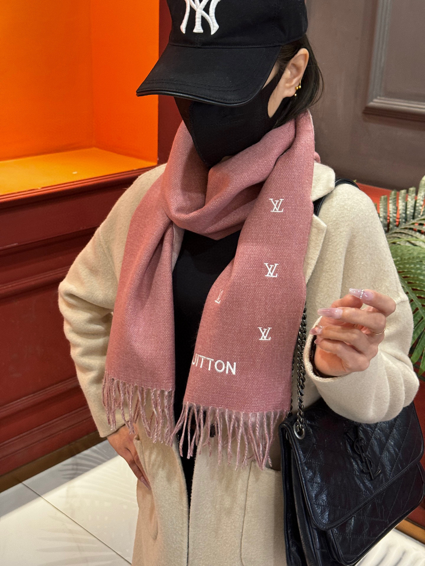   【LV】官网新款 情侣款 巴黎时装展双面羊绒围巾！采用蒙古高原细羊绒！手感满满地都是细腻的绒毛！这个