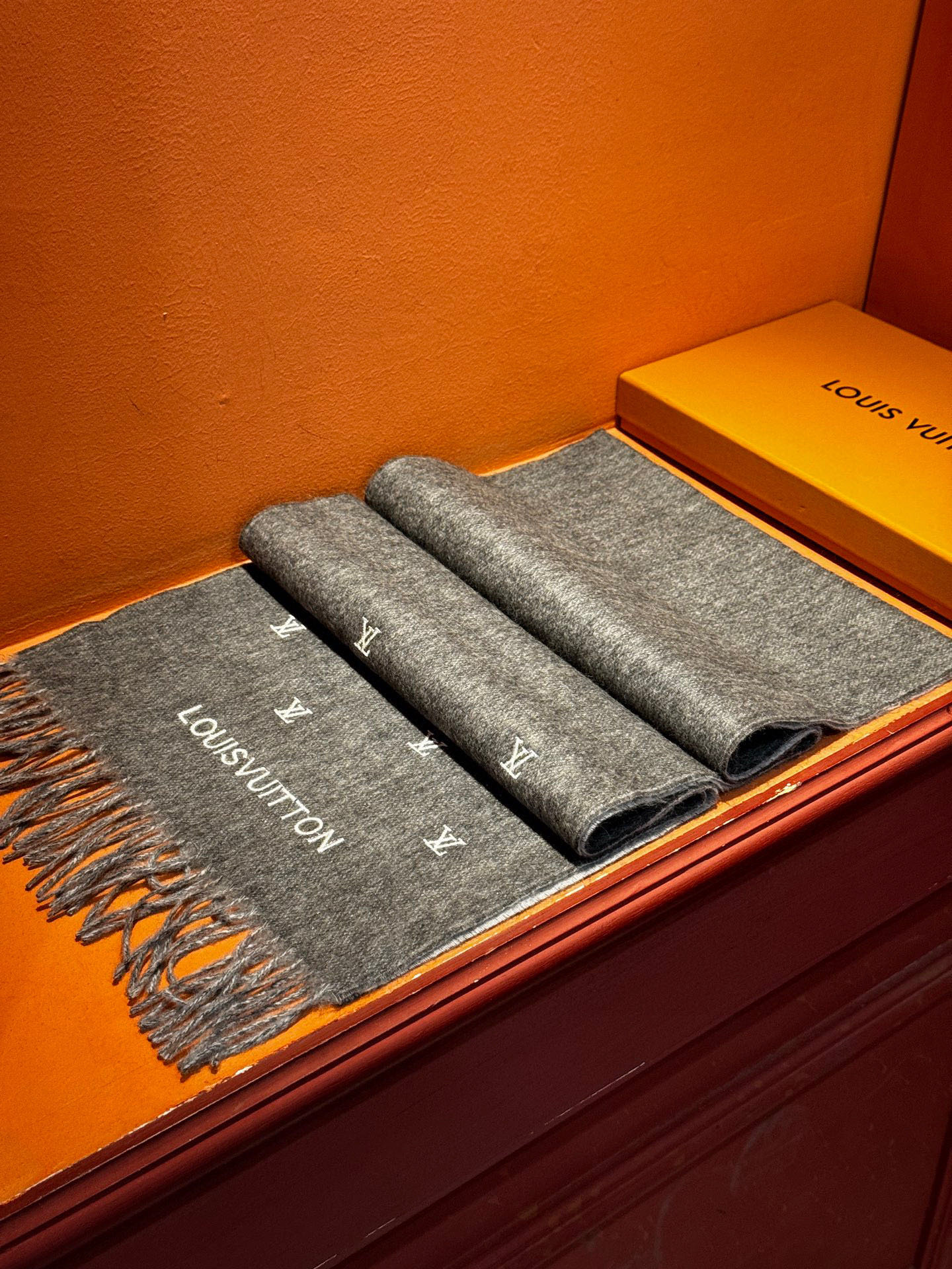   【LV】官网新款 情侣款 巴黎时装展双面羊绒围巾！采用蒙古高原细羊绒！手感满满地都是细腻的绒毛！这个