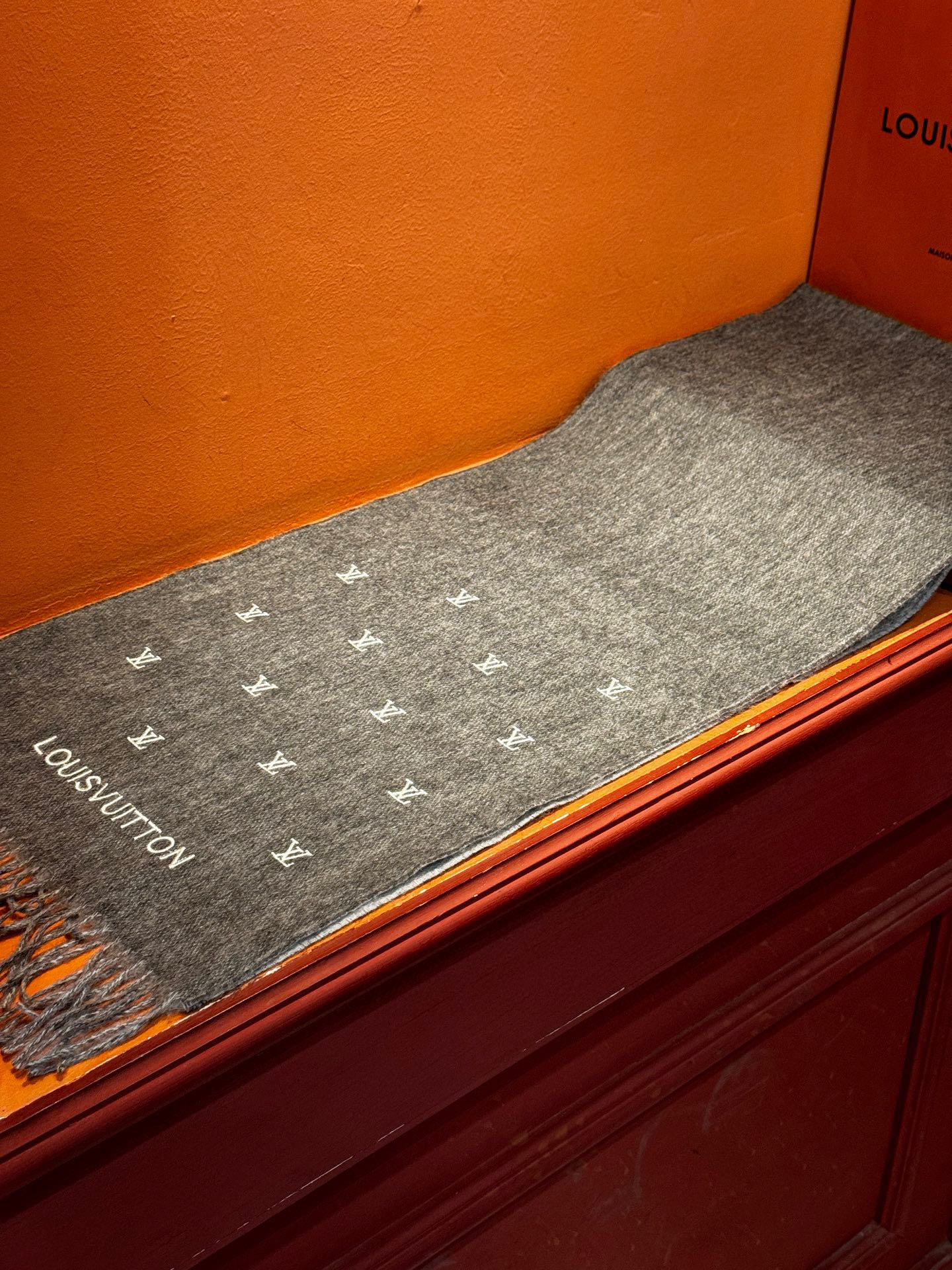   【LV】官网新款 情侣款 巴黎时装展双面羊绒围巾！采用蒙古高原细羊绒！手感满满地都是细腻的绒毛！这个