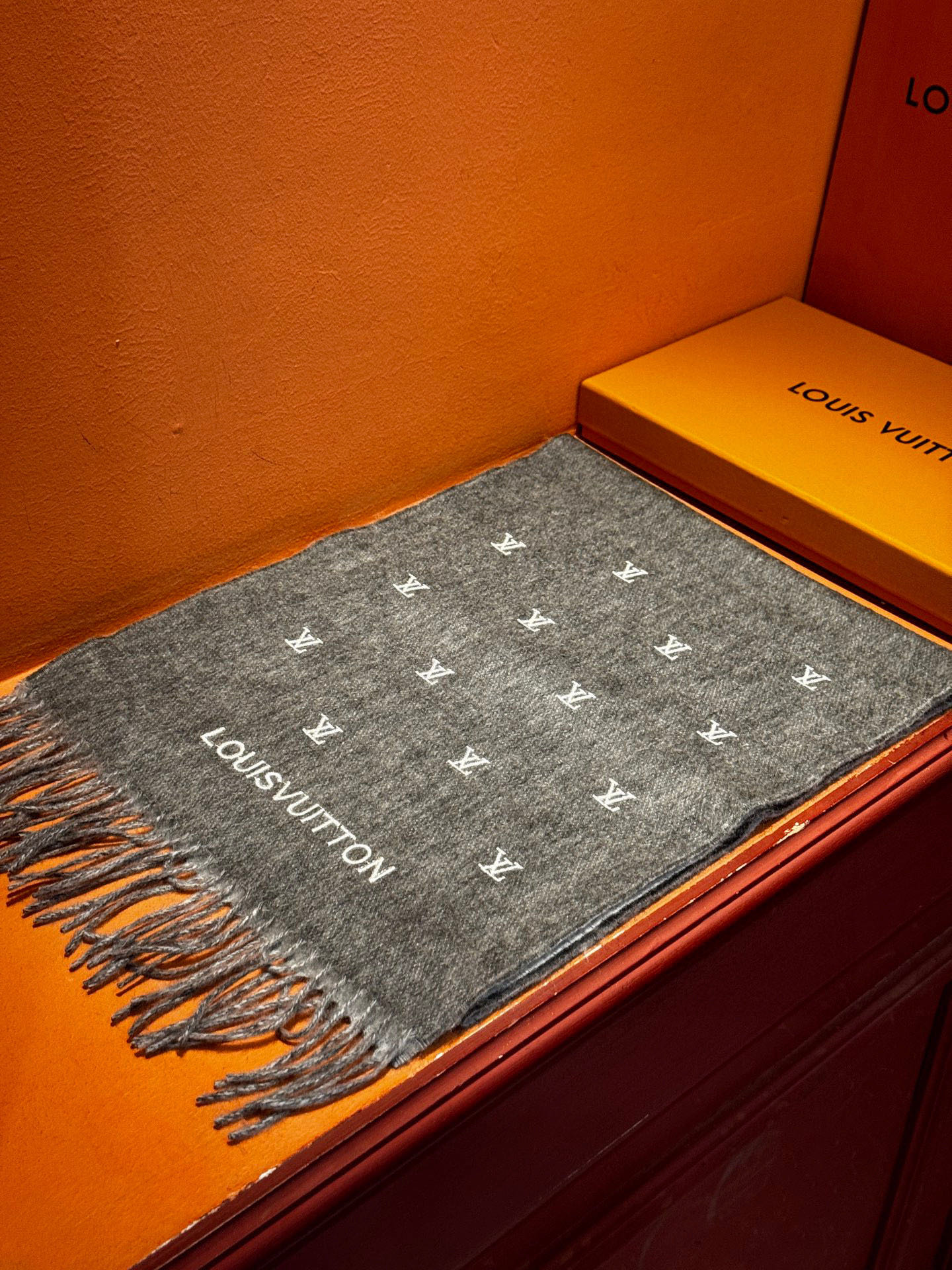   【LV】官网新款 情侣款 巴黎时装展双面羊绒围巾！采用蒙古高原细羊绒！手感满满地都是细腻的绒毛！这个