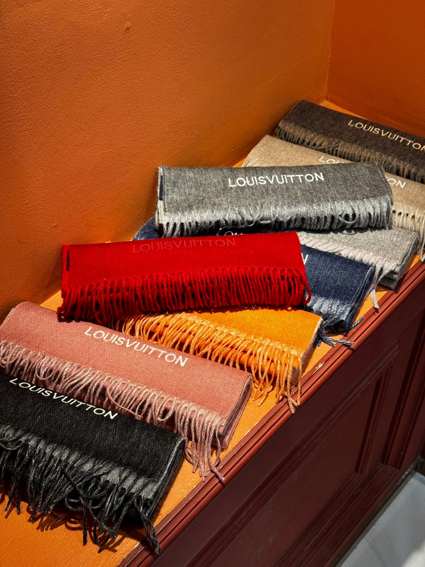   【LV】官网新款 情侣款 巴黎时装展双面羊绒围巾！采用蒙古高原细羊绒！手感满满地都是细腻的绒毛！这个