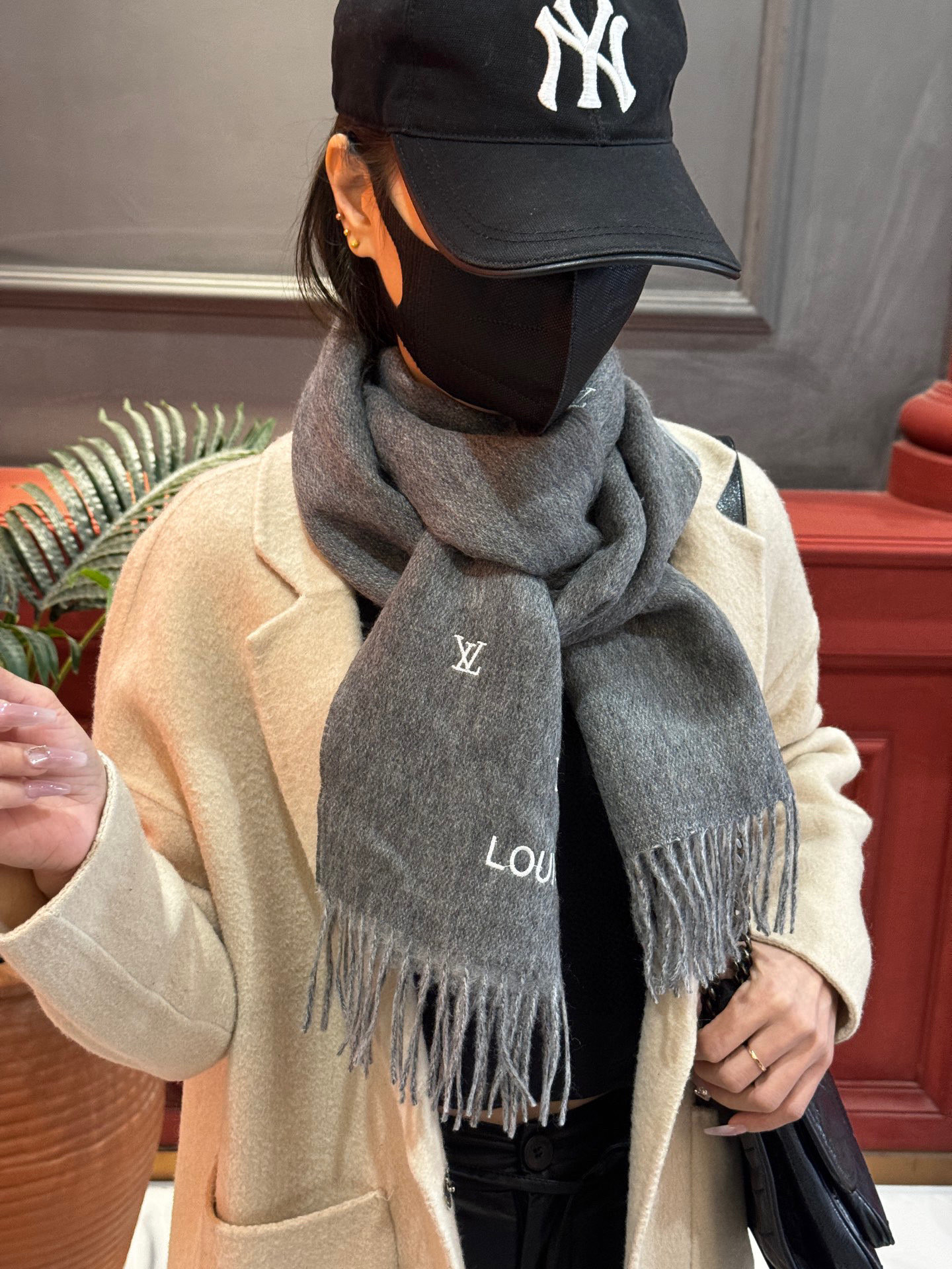   【LV】官网新款 情侣款 巴黎时装展双面羊绒围巾！采用蒙古高原细羊绒！手感满满地都是细腻的绒毛！这个