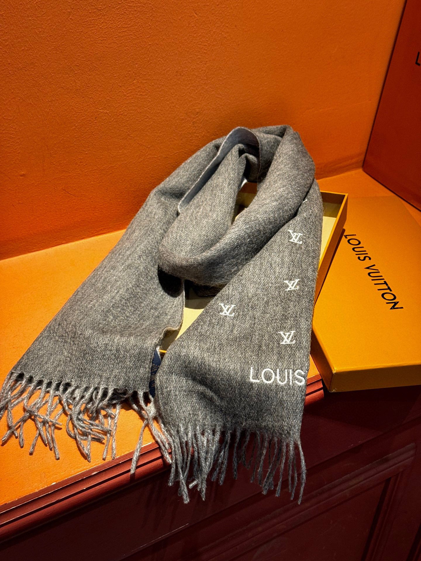   【LV】官网新款 情侣款 巴黎时装展双面羊绒围巾！采用蒙古高原细羊绒！手感满满地都是细腻的绒毛！这个