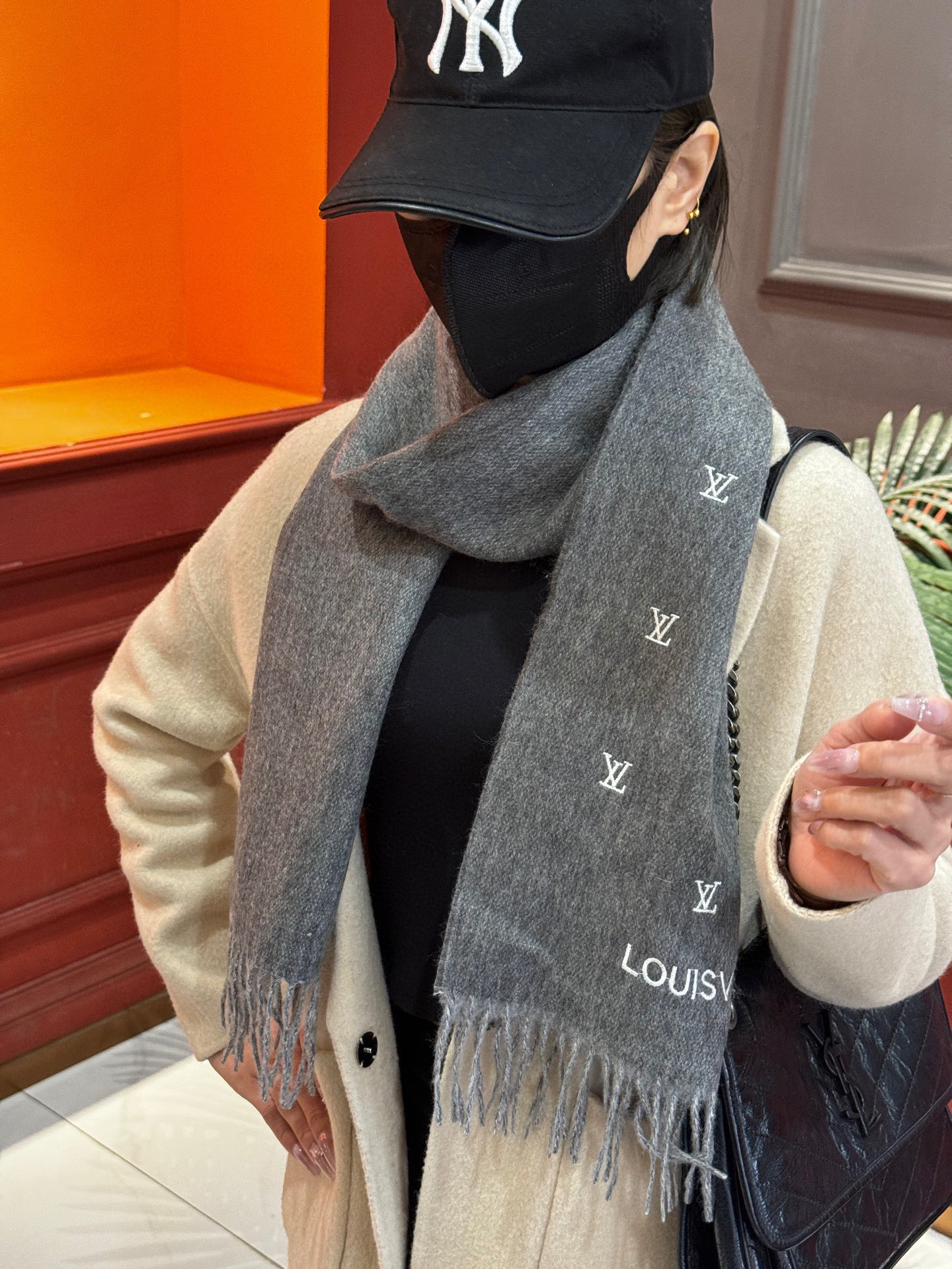   【LV】官网新款 情侣款 巴黎时装展双面羊绒围巾！采用蒙古高原细羊绒！手感满满地都是细腻的绒毛！这个