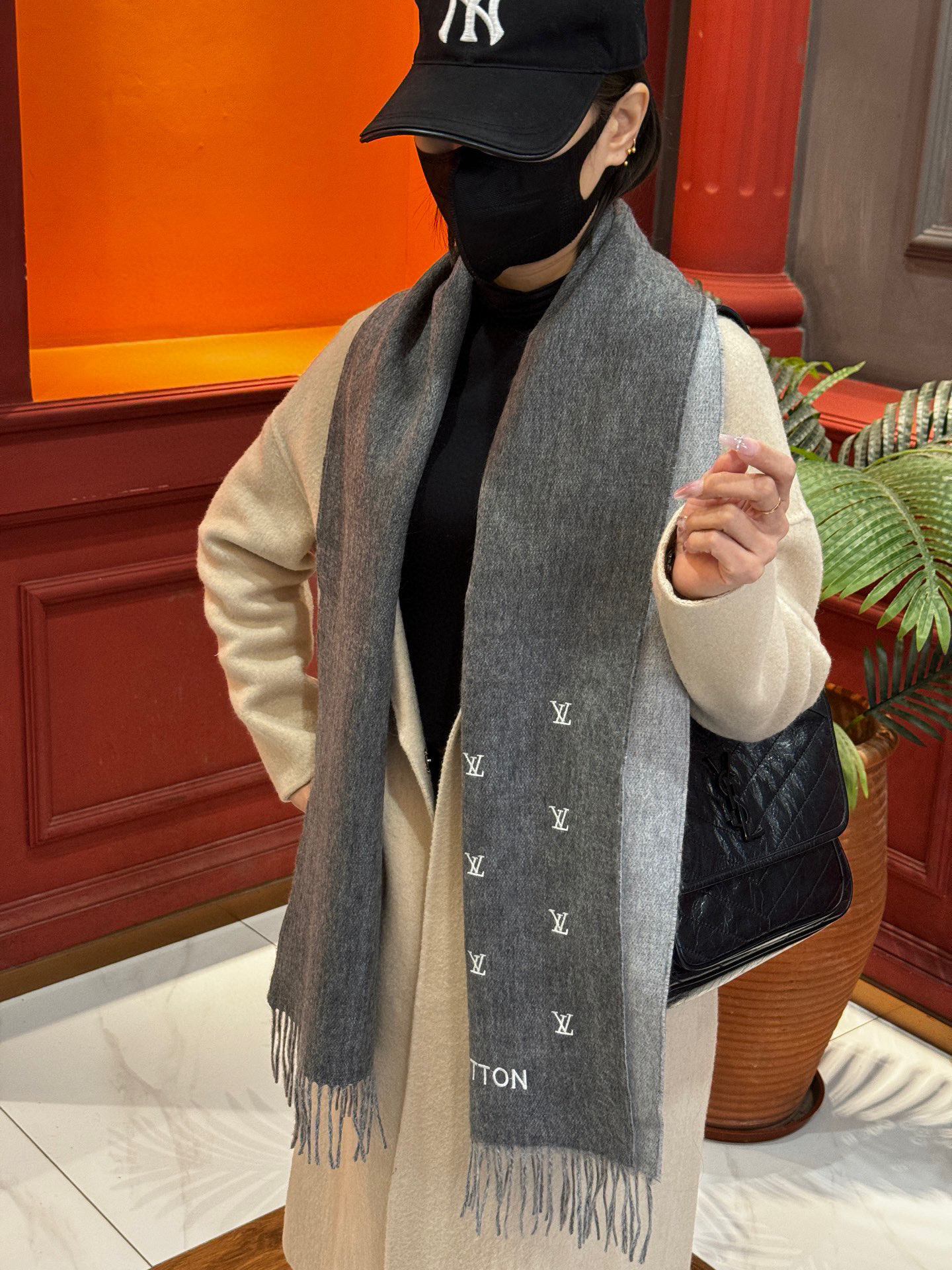   【LV】官网新款 情侣款 巴黎时装展双面羊绒围巾！采用蒙古高原细羊绒！手感满满地都是细腻的绒毛！这个