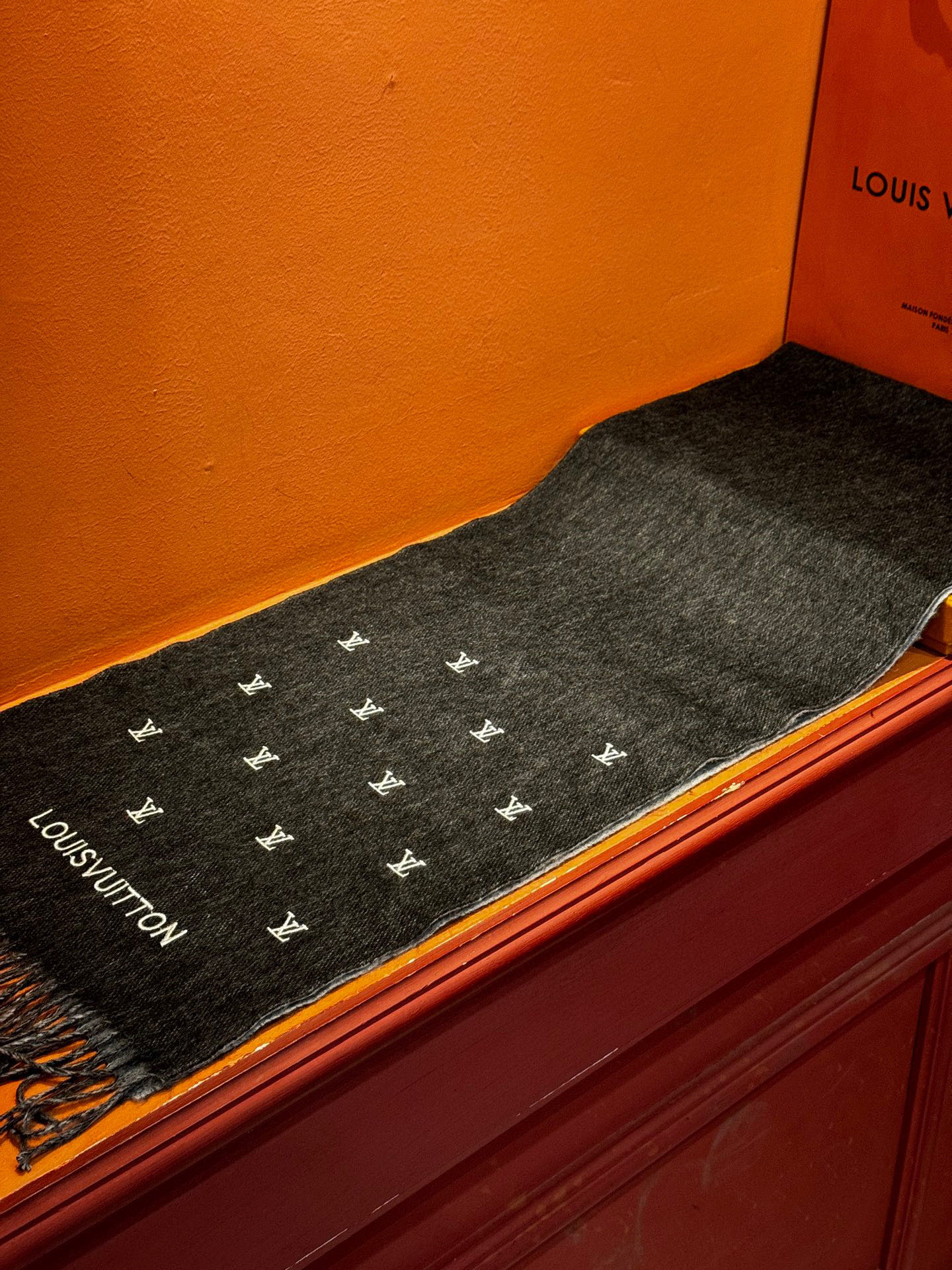   【LV】官网新款 情侣款 巴黎时装展双面羊绒围巾！采用蒙古高原细羊绒！手感满满地都是细腻的绒毛！这个