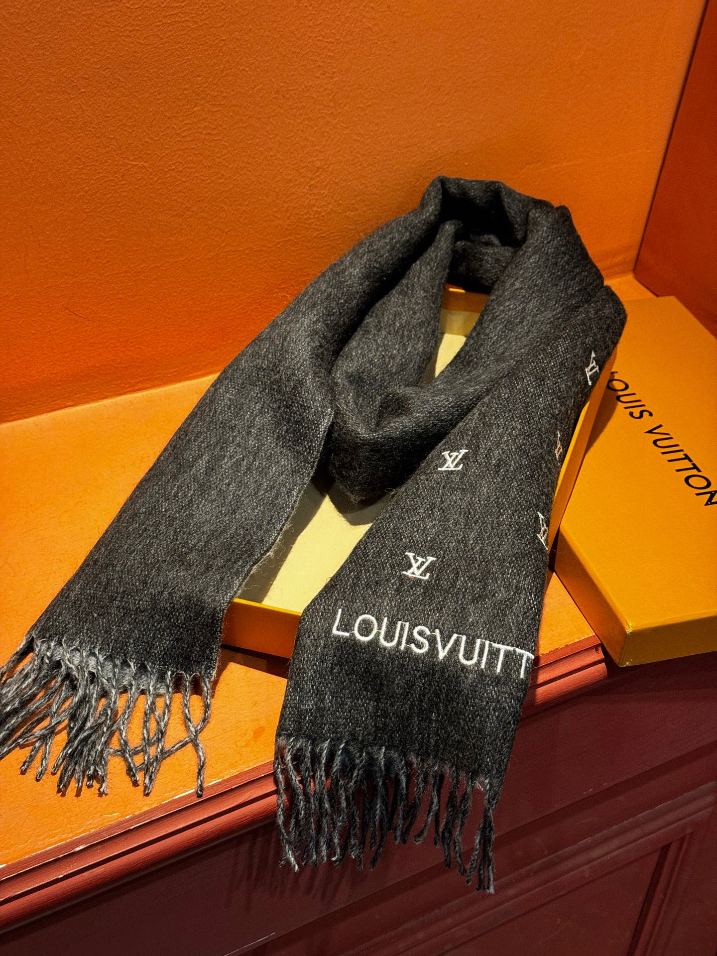   【LV】官网新款 情侣款 巴黎时装展双面羊绒围巾！采用蒙古高原细羊绒！手感满满地都是细腻的绒毛！这个