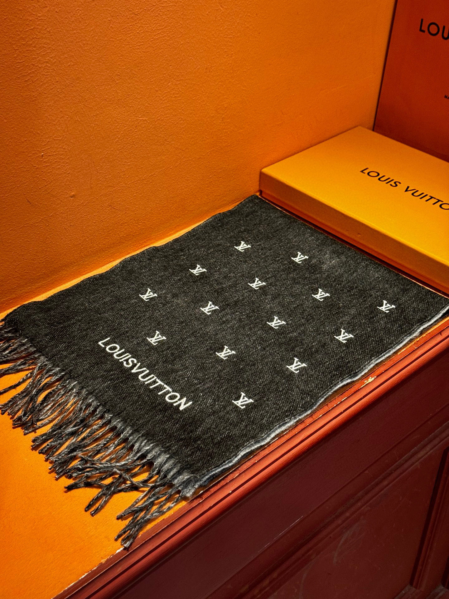   【LV】官网新款 情侣款 巴黎时装展双面羊绒围巾！采用蒙古高原细羊绒！手感满满地都是细腻的绒毛！这个