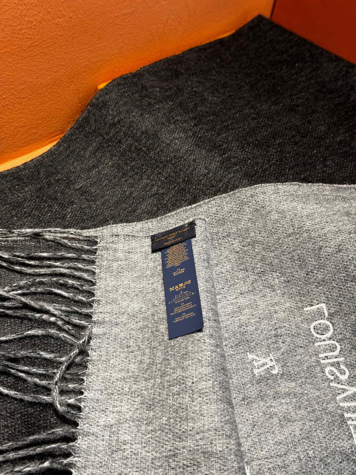   【LV】官网新款 情侣款 巴黎时装展双面羊绒围巾！采用蒙古高原细羊绒！手感满满地都是细腻的绒毛！这个