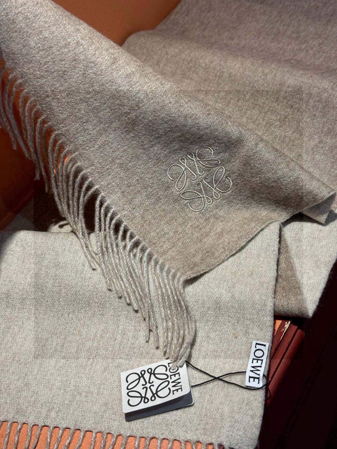  罗意威👍巴黎时装展商务男士女士通用双面羊绒披肩。代工厂臻选上乘的超细羊绒纤维 进行纯手工精梳处理 耗时