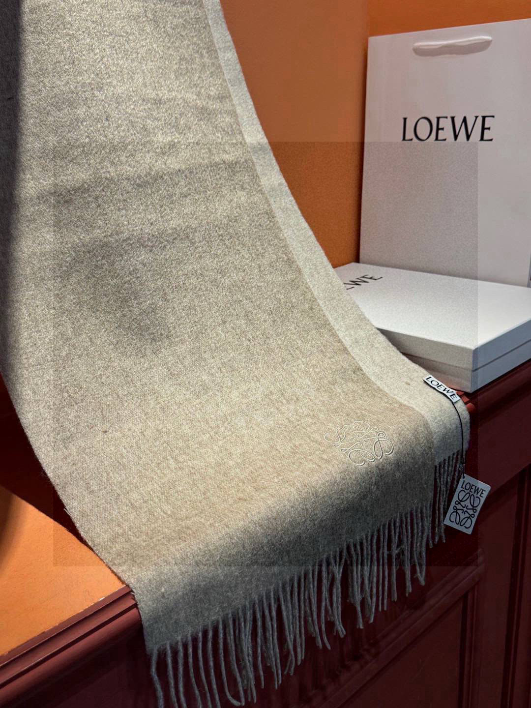  罗意威👍巴黎时装展商务男士女士通用双面羊绒披肩。代工厂臻选上乘的超细羊绒纤维 进行纯手工精梳处理 耗时