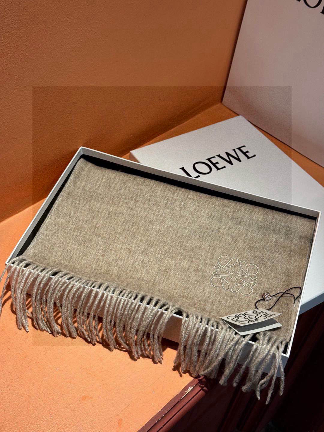  罗意威👍巴黎时装展商务男士女士通用双面羊绒披肩。代工厂臻选上乘的超细羊绒纤维 进行纯手工精梳处理 耗时