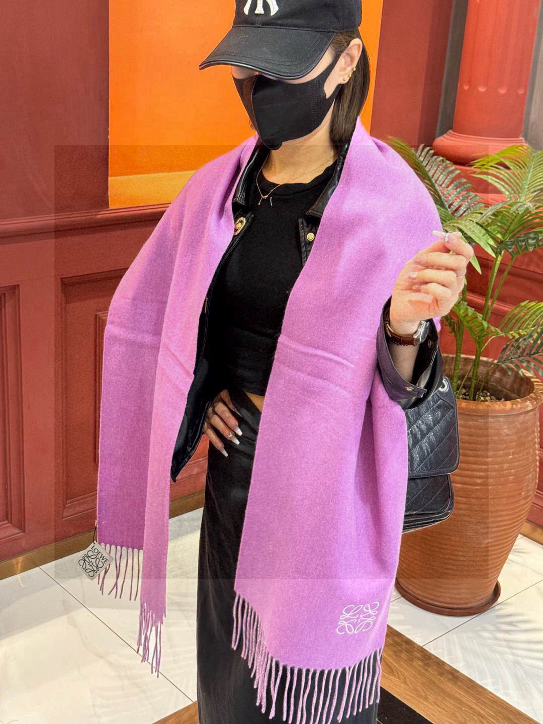  罗意威👍巴黎时装展商务男士女士通用双面羊绒披肩。代工厂臻选上乘的超细羊绒纤维 进行纯手工精梳处理 耗时