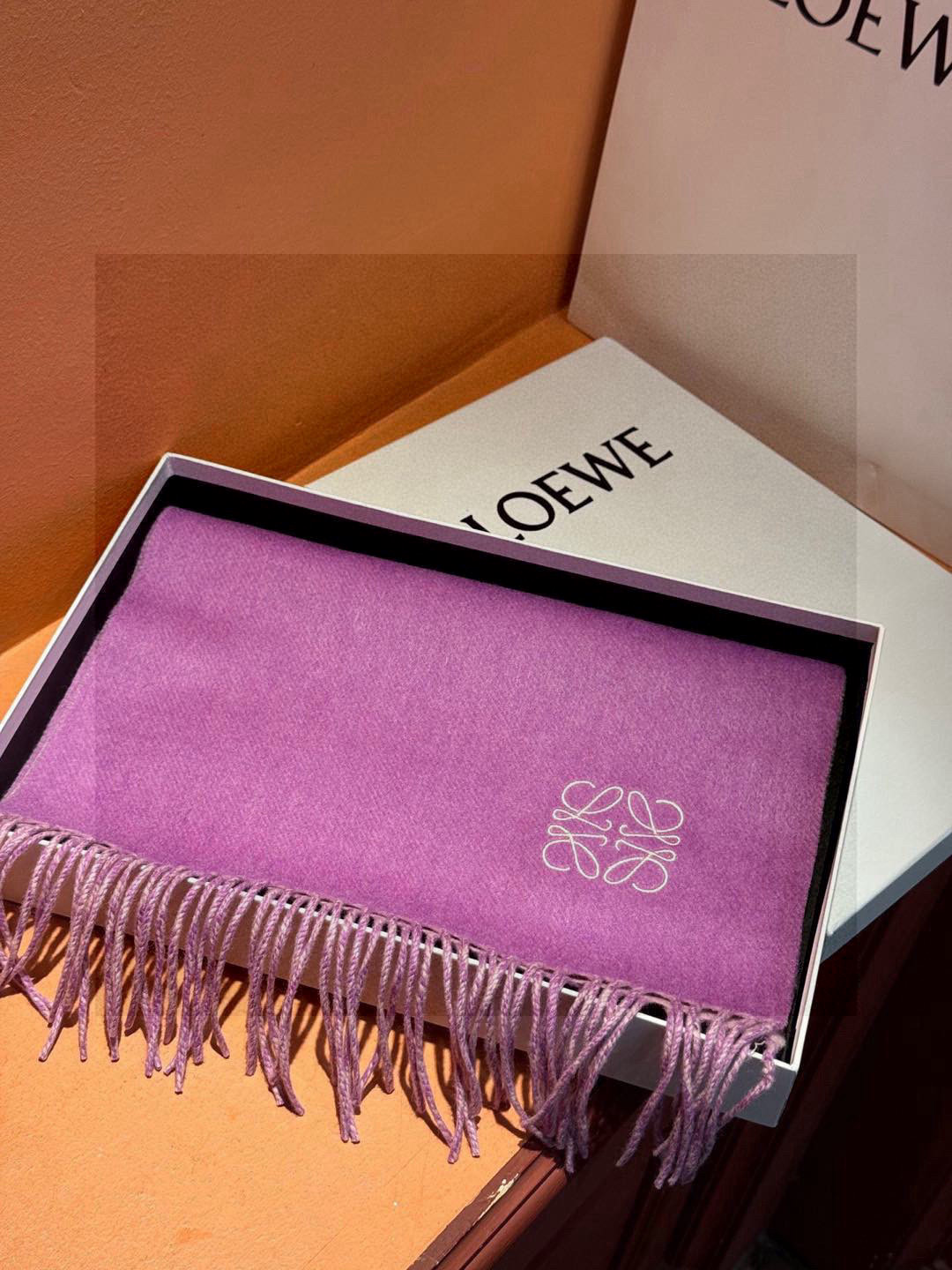  罗意威👍巴黎时装展商务男士女士通用双面羊绒披肩。代工厂臻选上乘的超细羊绒纤维 进行纯手工精梳处理 耗时