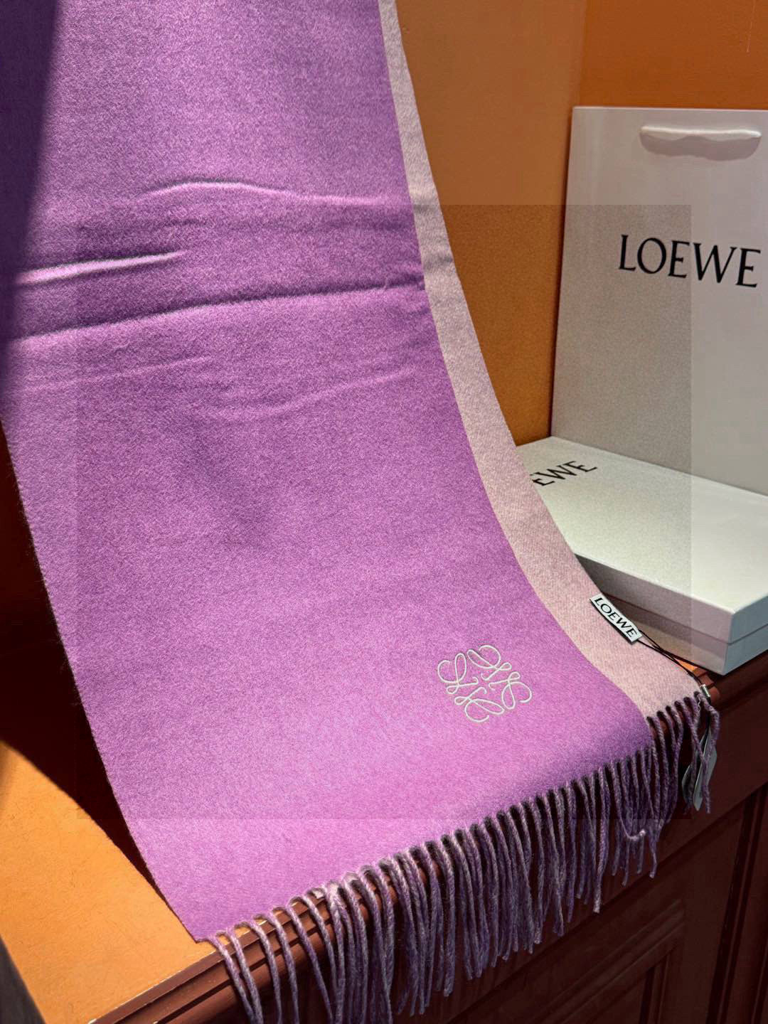  罗意威👍巴黎时装展商务男士女士通用双面羊绒披肩。代工厂臻选上乘的超细羊绒纤维 进行纯手工精梳处理 耗时