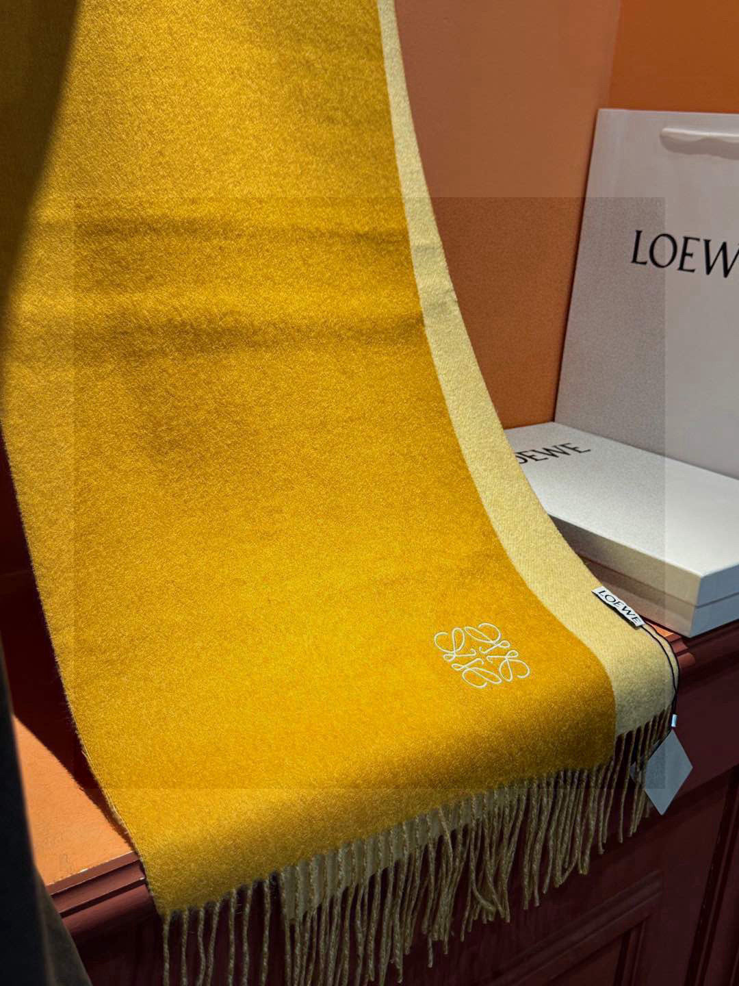  罗意威👍巴黎时装展商务男士女士通用双面羊绒披肩。代工厂臻选上乘的超细羊绒纤维 进行纯手工精梳处理 耗时