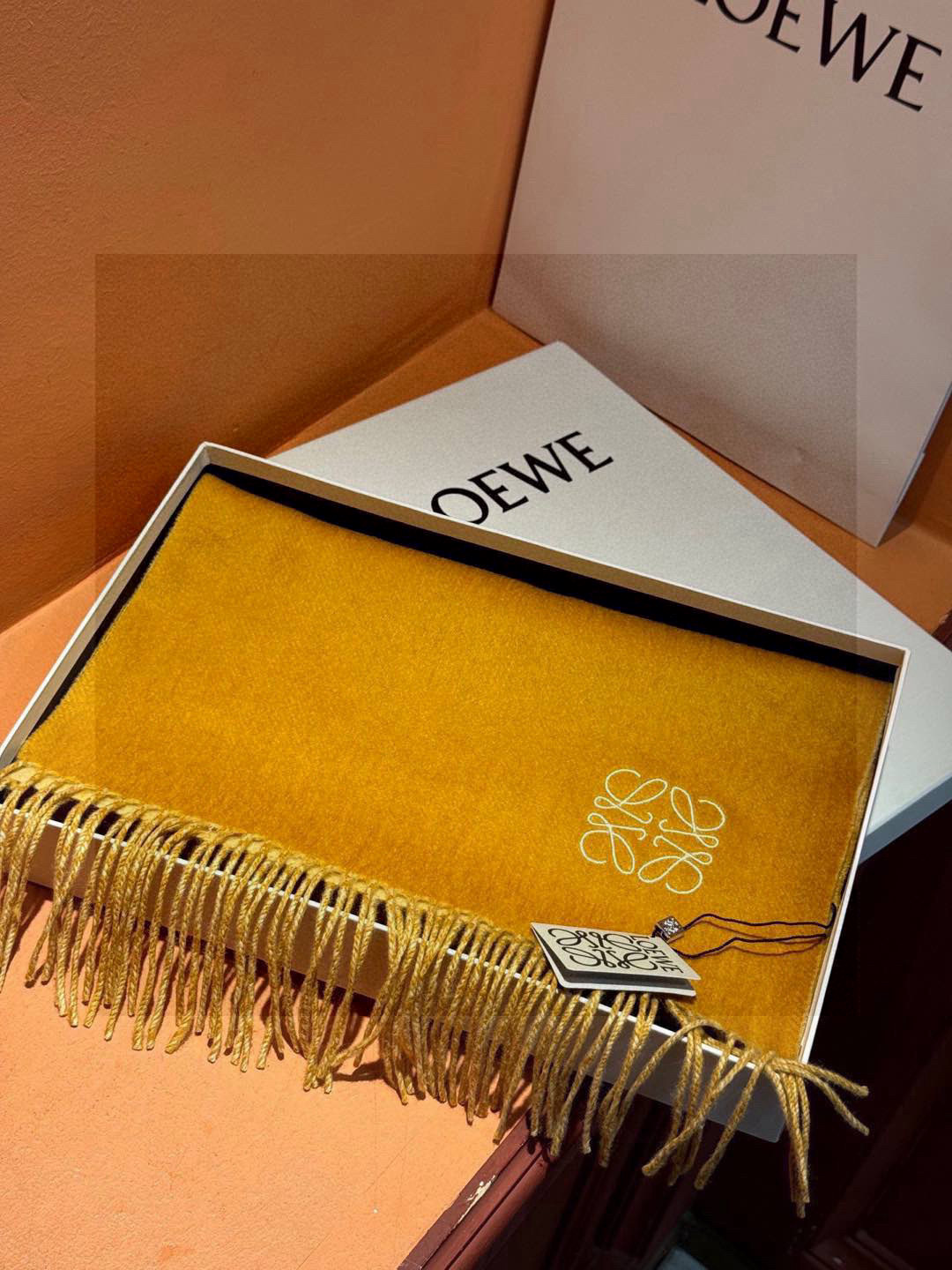  罗意威👍巴黎时装展商务男士女士通用双面羊绒披肩。代工厂臻选上乘的超细羊绒纤维 进行纯手工精梳处理 耗时