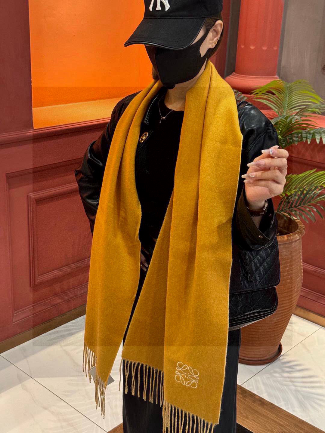  罗意威👍巴黎时装展商务男士女士通用双面羊绒披肩。代工厂臻选上乘的超细羊绒纤维 进行纯手工精梳处理 耗时