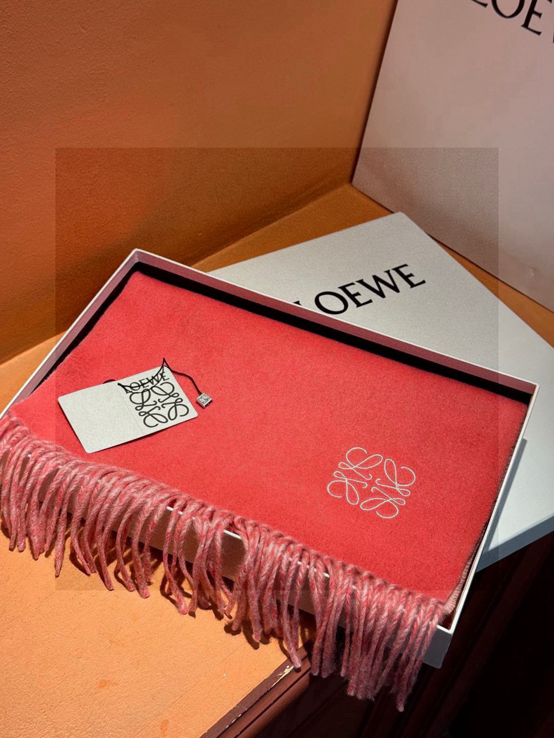  罗意威👍巴黎时装展商务男士女士通用双面羊绒披肩。代工厂臻选上乘的超细羊绒纤维 进行纯手工精梳处理 耗时