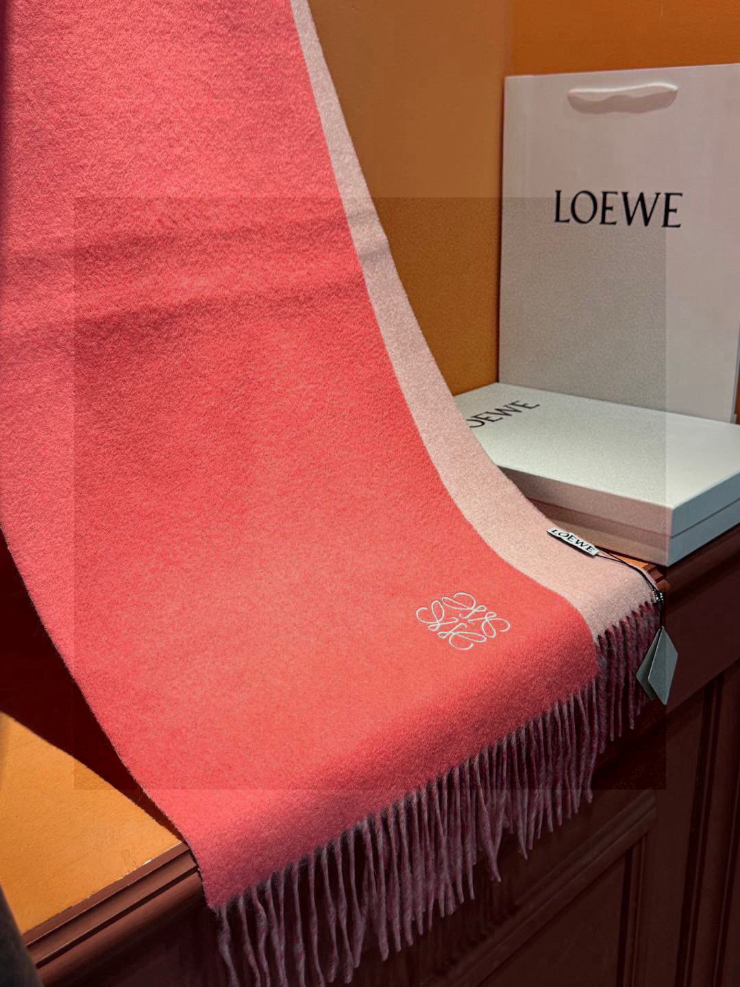  罗意威👍巴黎时装展商务男士女士通用双面羊绒披肩。代工厂臻选上乘的超细羊绒纤维 进行纯手工精梳处理 耗时