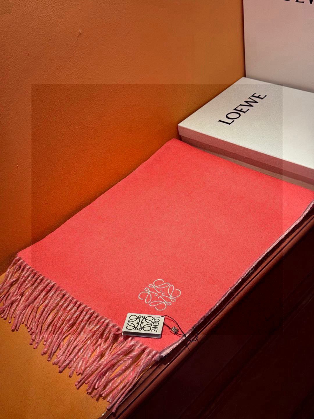  罗意威👍巴黎时装展商务男士女士通用双面羊绒披肩。代工厂臻选上乘的超细羊绒纤维 进行纯手工精梳处理 耗时