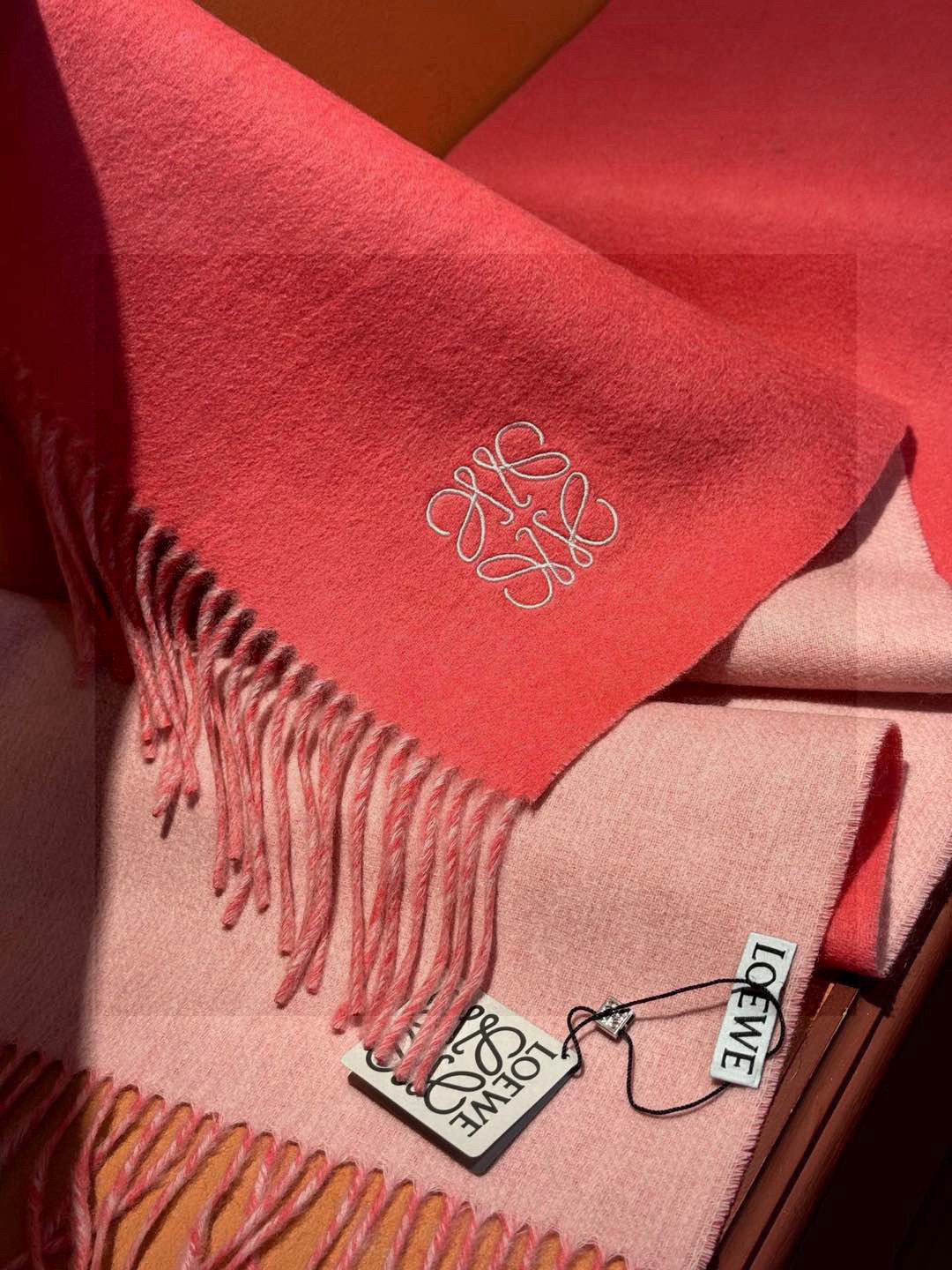  罗意威👍巴黎时装展商务男士女士通用双面羊绒披肩。代工厂臻选上乘的超细羊绒纤维 进行纯手工精梳处理 耗时