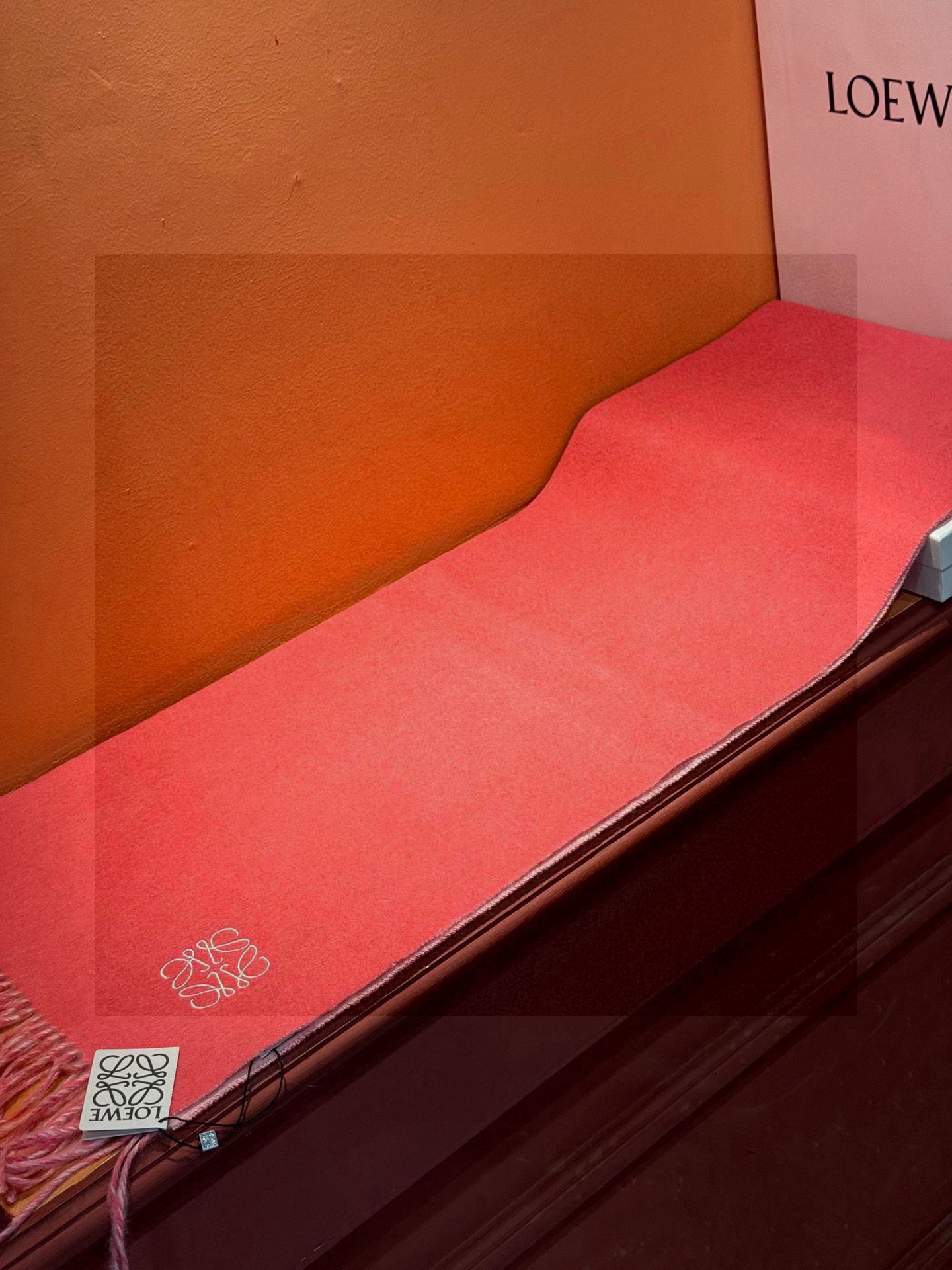  罗意威👍巴黎时装展商务男士女士通用双面羊绒披肩。代工厂臻选上乘的超细羊绒纤维 进行纯手工精梳处理 耗时