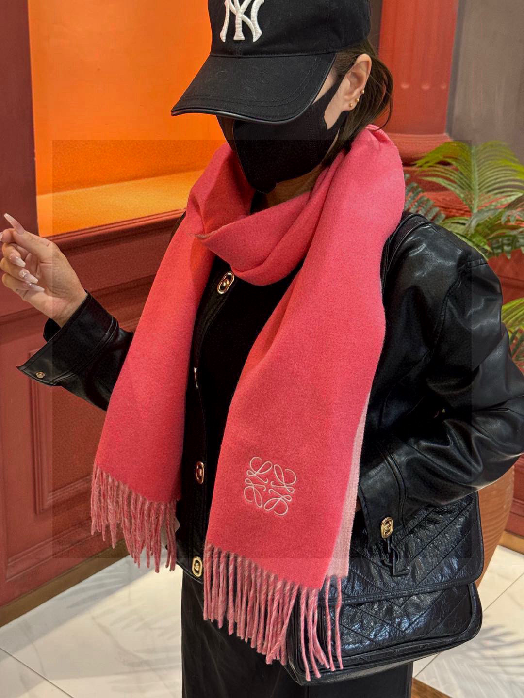  罗意威👍巴黎时装展商务男士女士通用双面羊绒披肩。代工厂臻选上乘的超细羊绒纤维 进行纯手工精梳处理 耗时