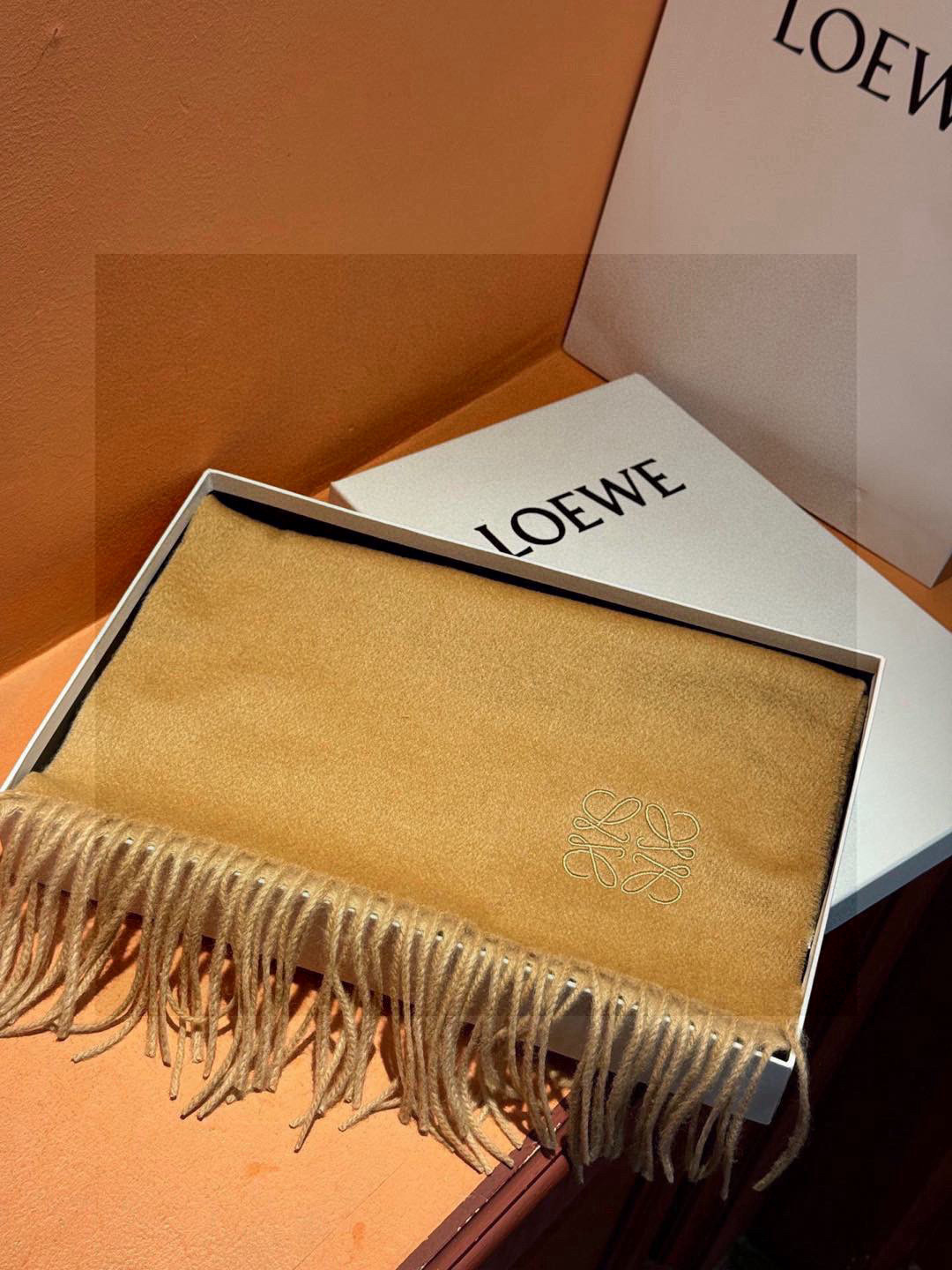  罗意威👍巴黎时装展商务男士女士通用双面羊绒披肩。代工厂臻选上乘的超细羊绒纤维 进行纯手工精梳处理 耗时