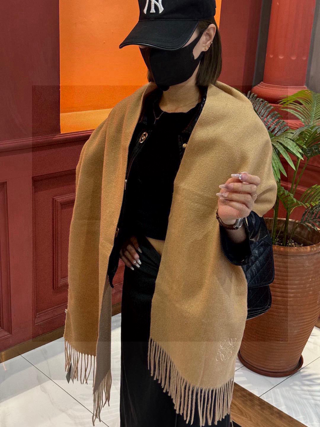  罗意威👍巴黎时装展商务男士女士通用双面羊绒披肩。代工厂臻选上乘的超细羊绒纤维 进行纯手工精梳处理 耗时