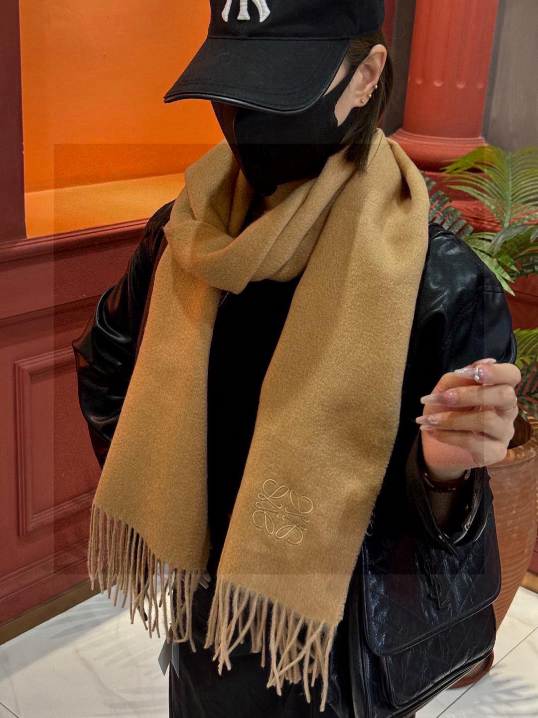  罗意威👍巴黎时装展商务男士女士通用双面羊绒披肩。代工厂臻选上乘的超细羊绒纤维 进行纯手工精梳处理 耗时