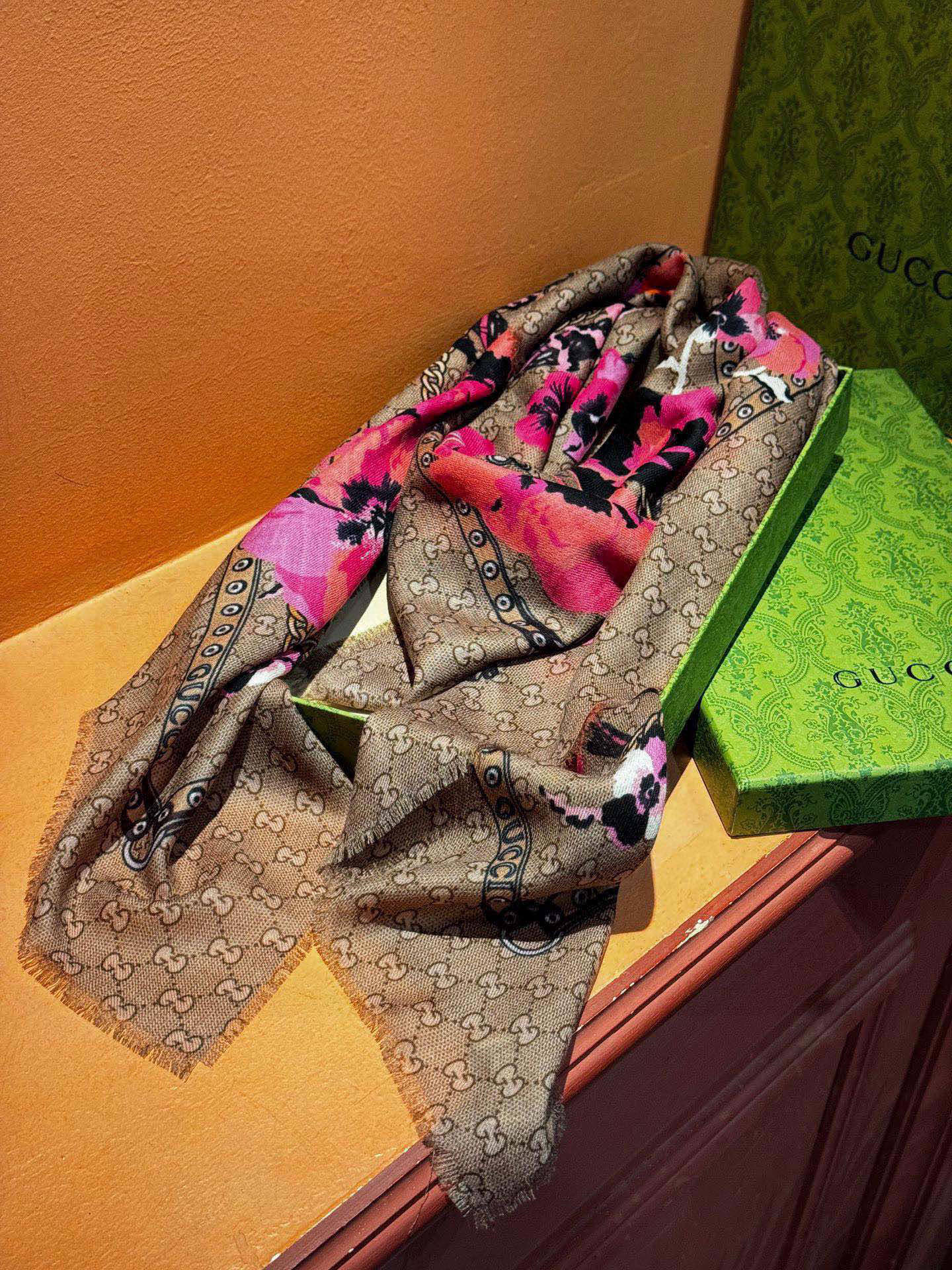   爆款出货 真正的海外原版货——从海外买的正品花了一个月画稿打版，要做咱们就做最好的💯 一花四色每色都