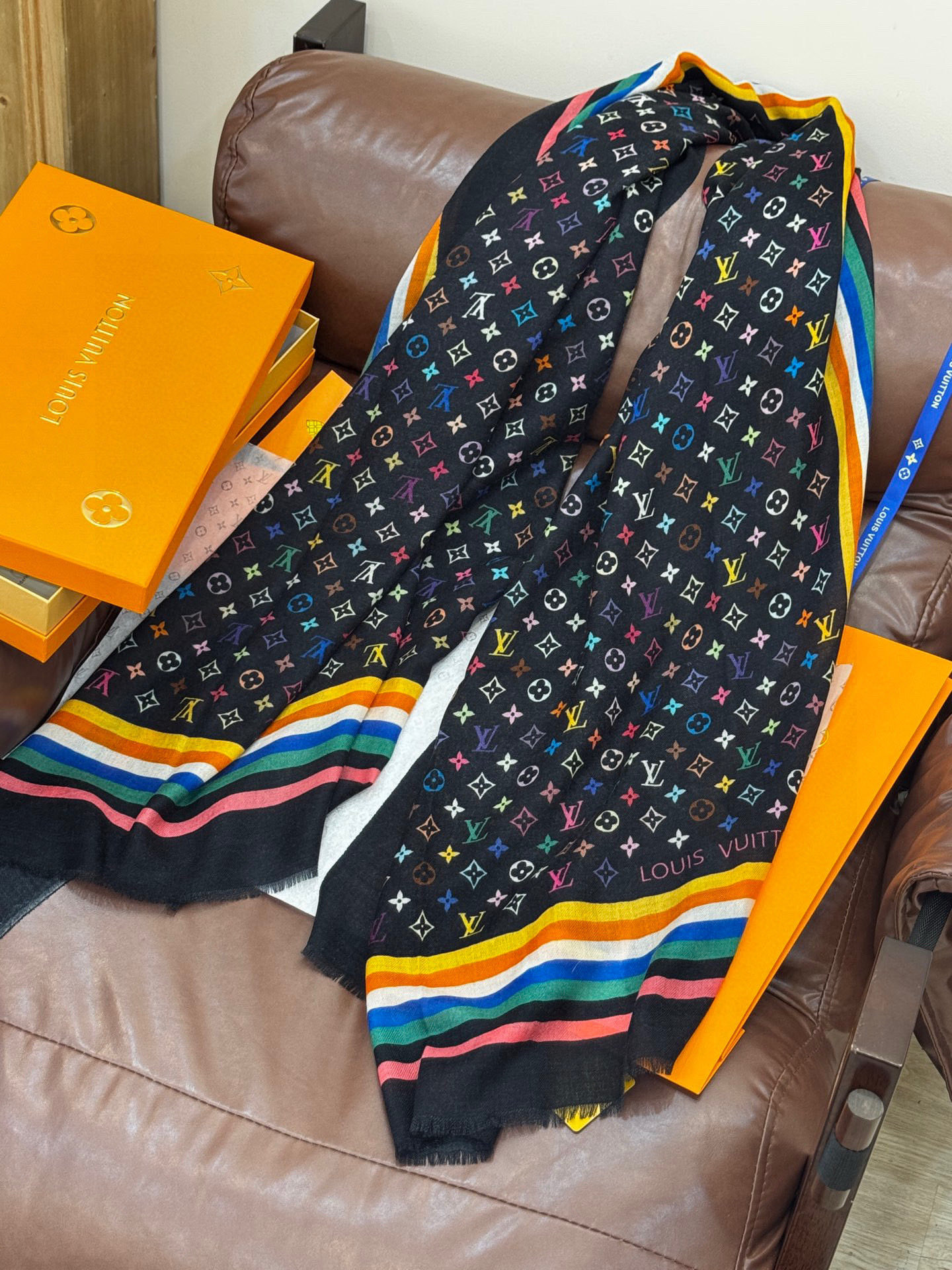  💟25年Iv最火的村上隆三彩羊绒长巾出货了！也可做装裱画，绝美无比，尽显时尚高端大气奢华风格！年度最佳